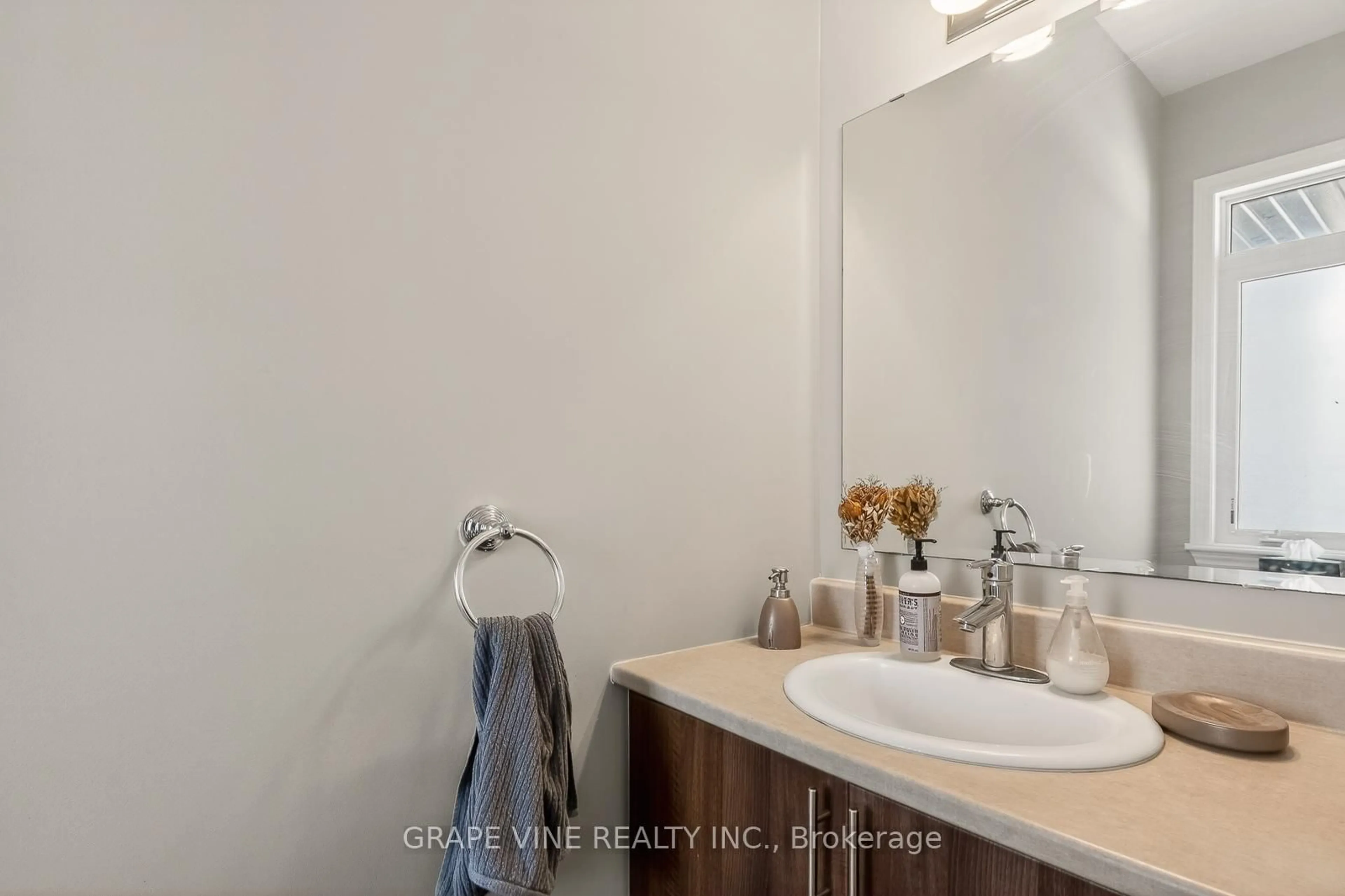 Standard bathroom, unknown for 510 Grand Tully Way, Ottawa Ontario K1V 2M9