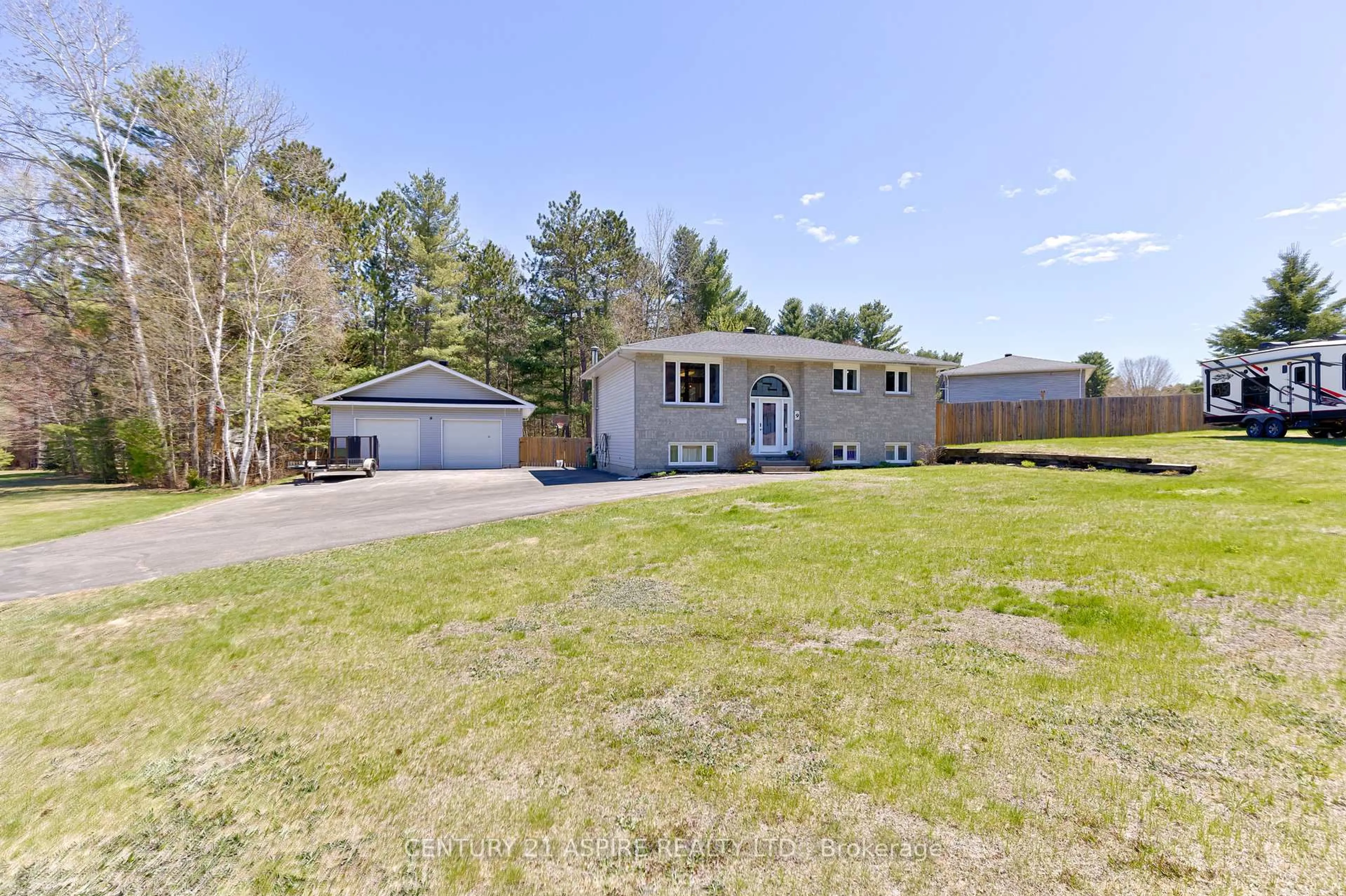 A pic from outside/outdoor area/front of a property/back of a property/a pic from drone, unknown for 9 Jamie Cres, Petawawa Ontario K8H 3N2