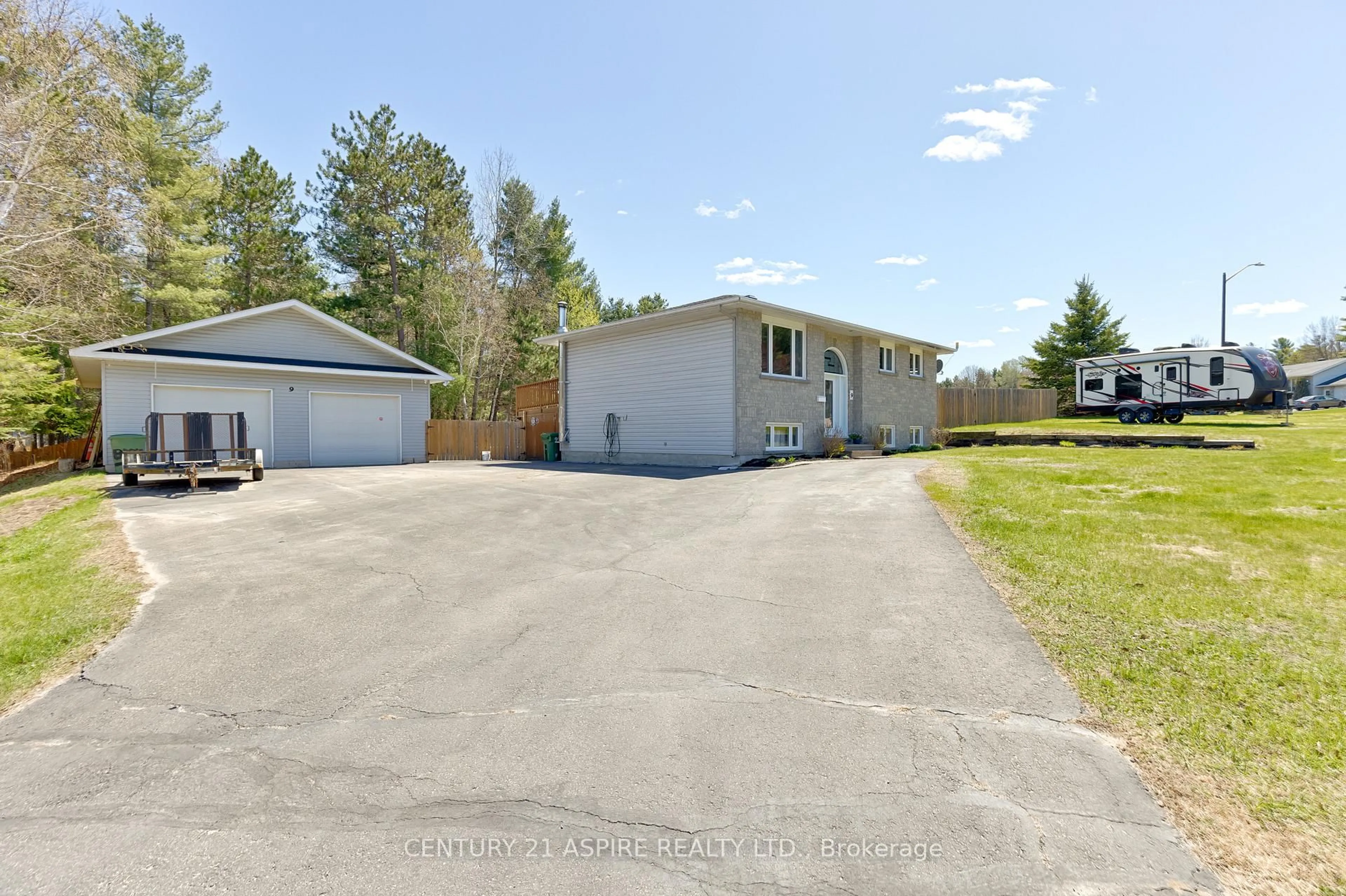A pic from outside/outdoor area/front of a property/back of a property/a pic from drone, street for 9 Jamie Cres, Petawawa Ontario K8H 3N2