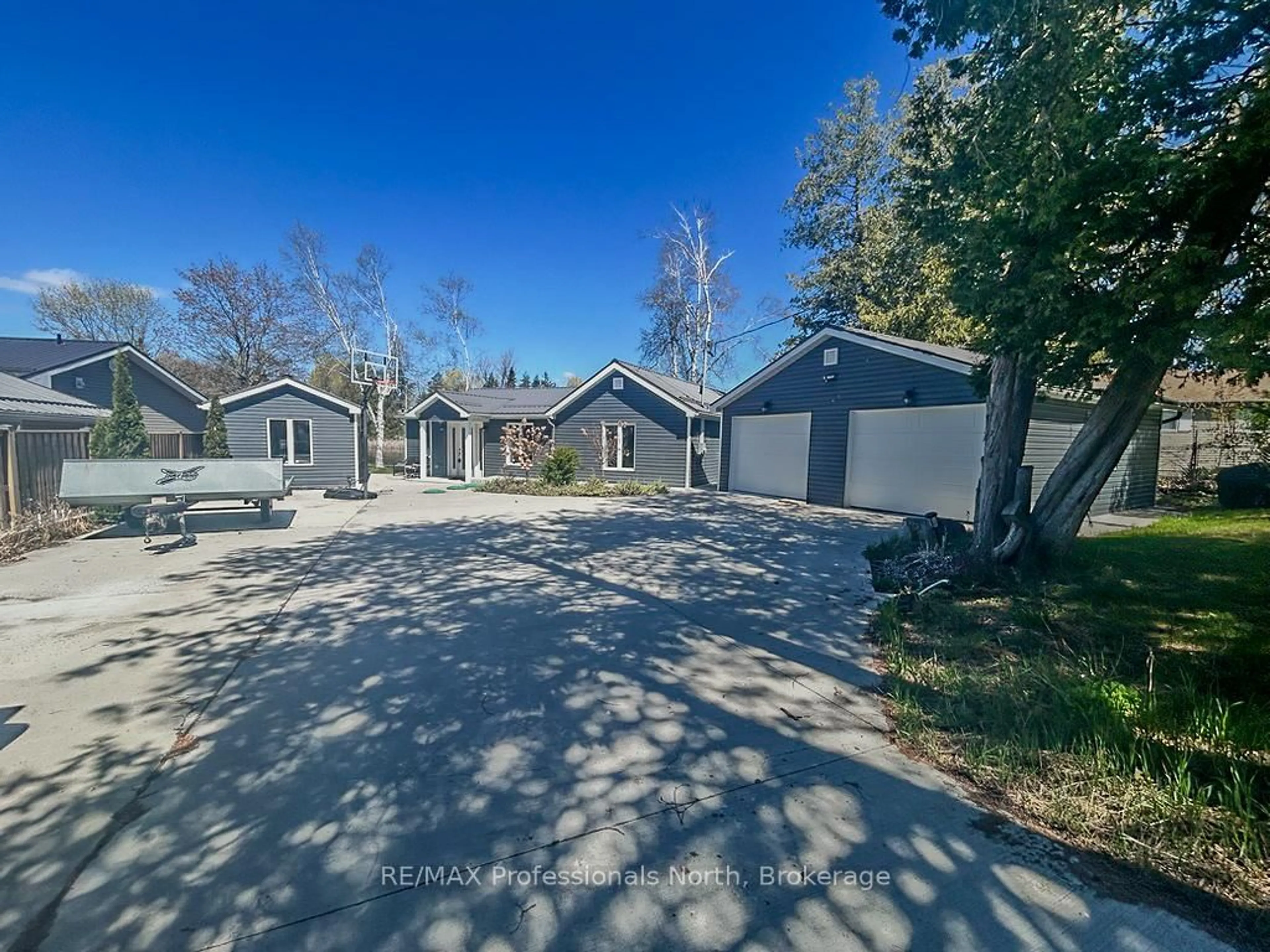 A pic from outside/outdoor area/front of a property/back of a property/a pic from drone, street for 652 Robel Dr, Selwyn Ontario K0L 1T0