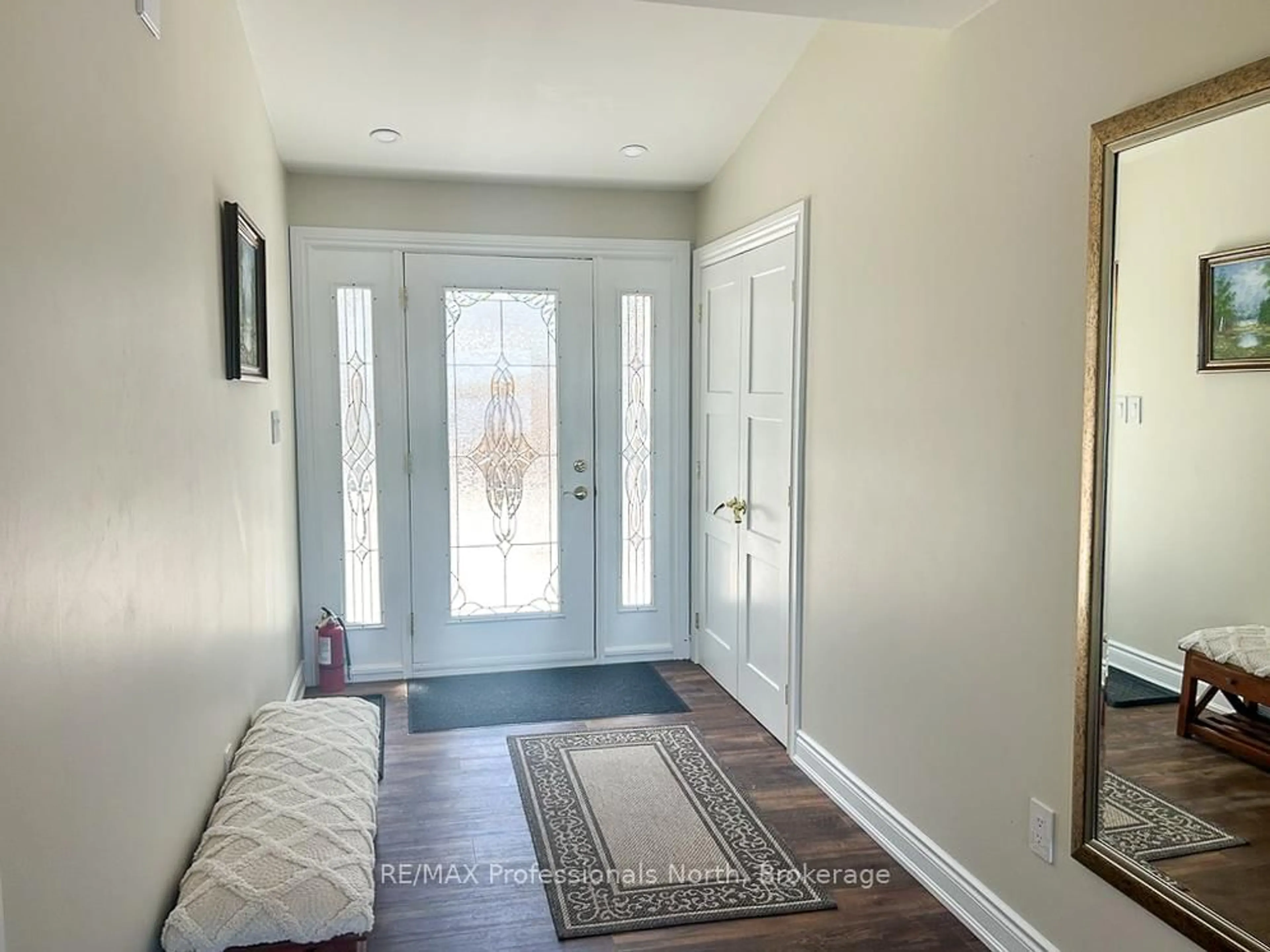 Indoor entryway for 652 Robel Dr, Selwyn Ontario K0L 1T0