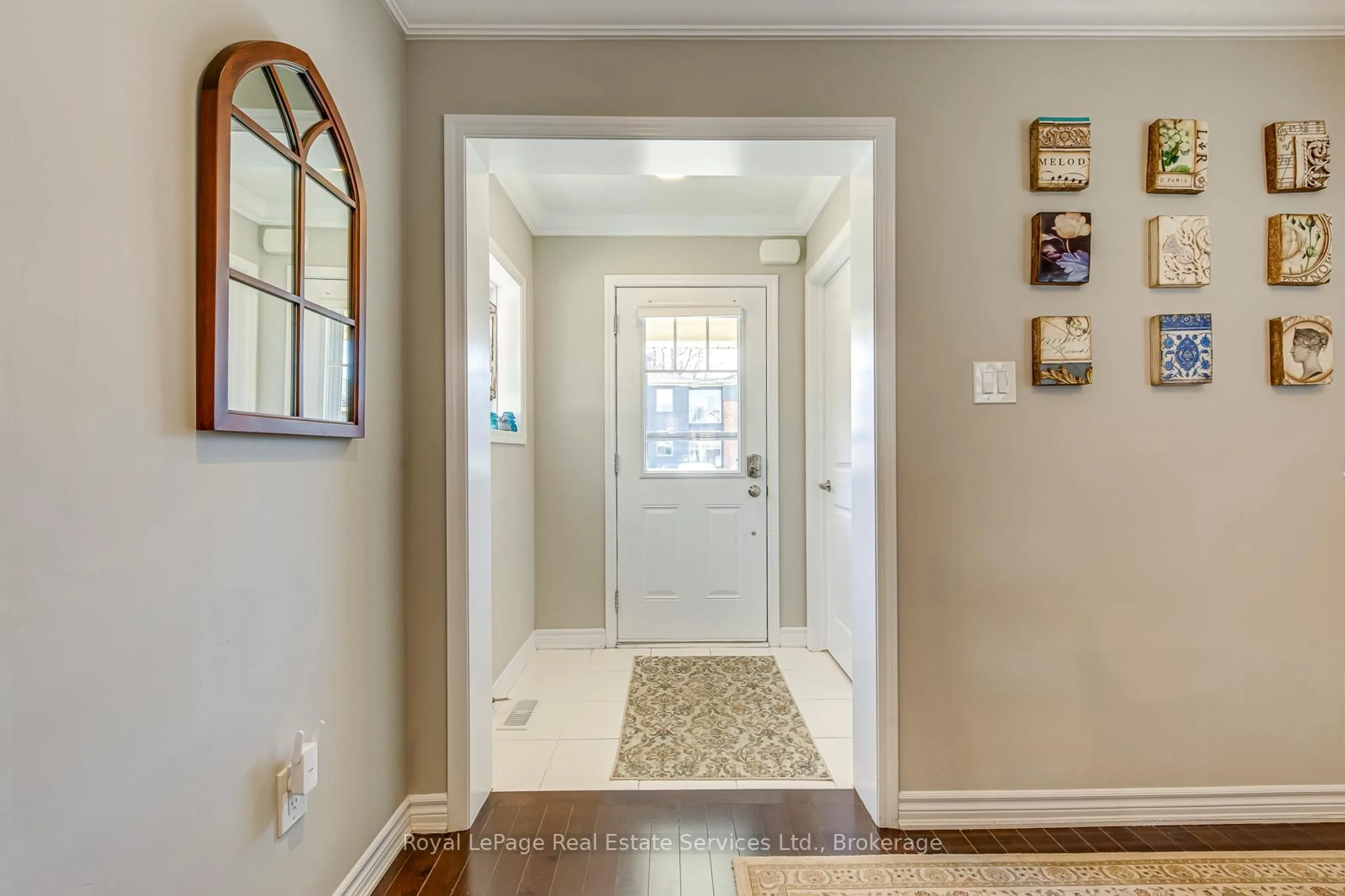 Indoor entryway for 22 Spring Creek Dr #33, Hamilton Ontario L8B 1V7