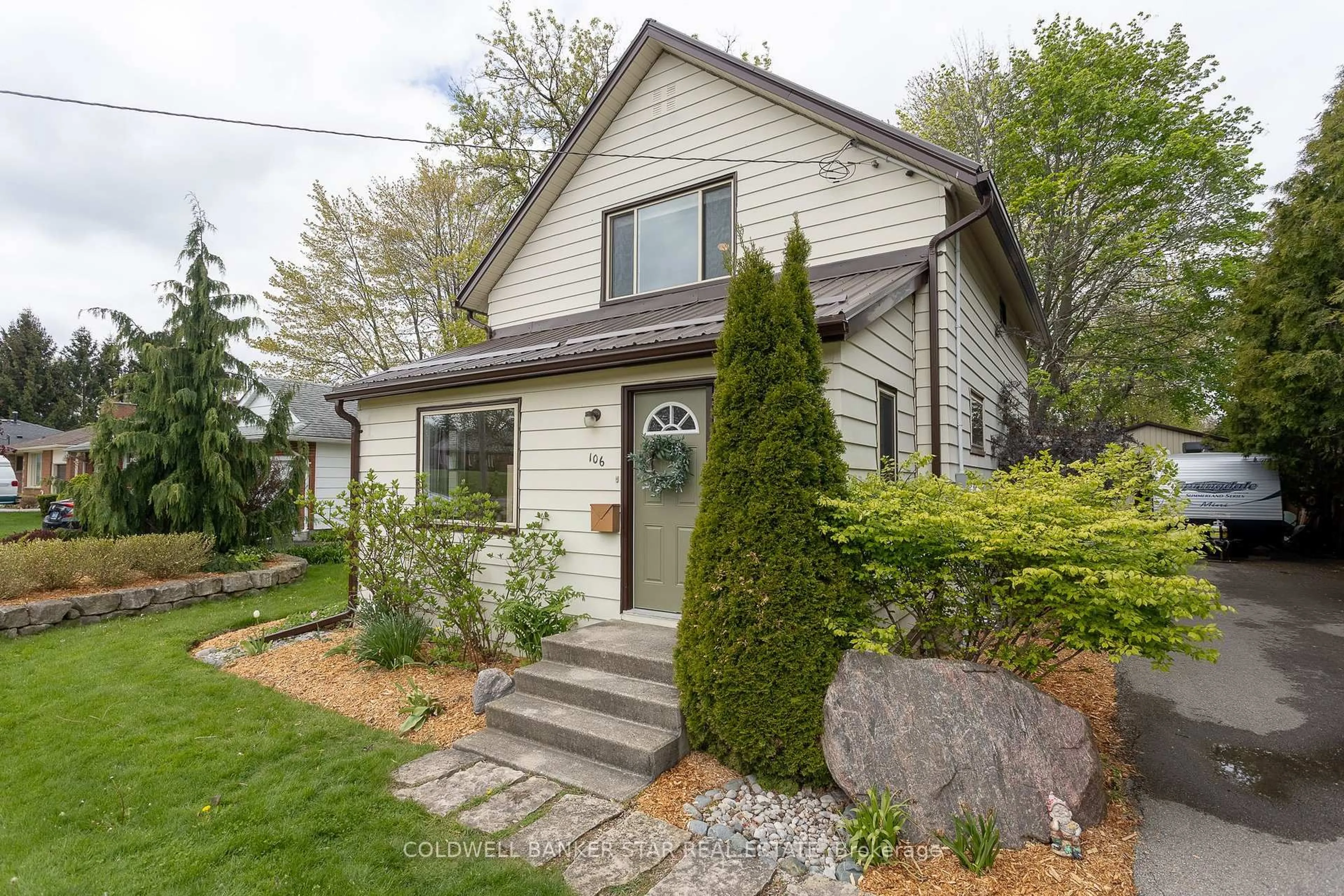 Home with vinyl exterior material, street for 106 Fairview Ave, St. Thomas Ontario N5R 4X6
