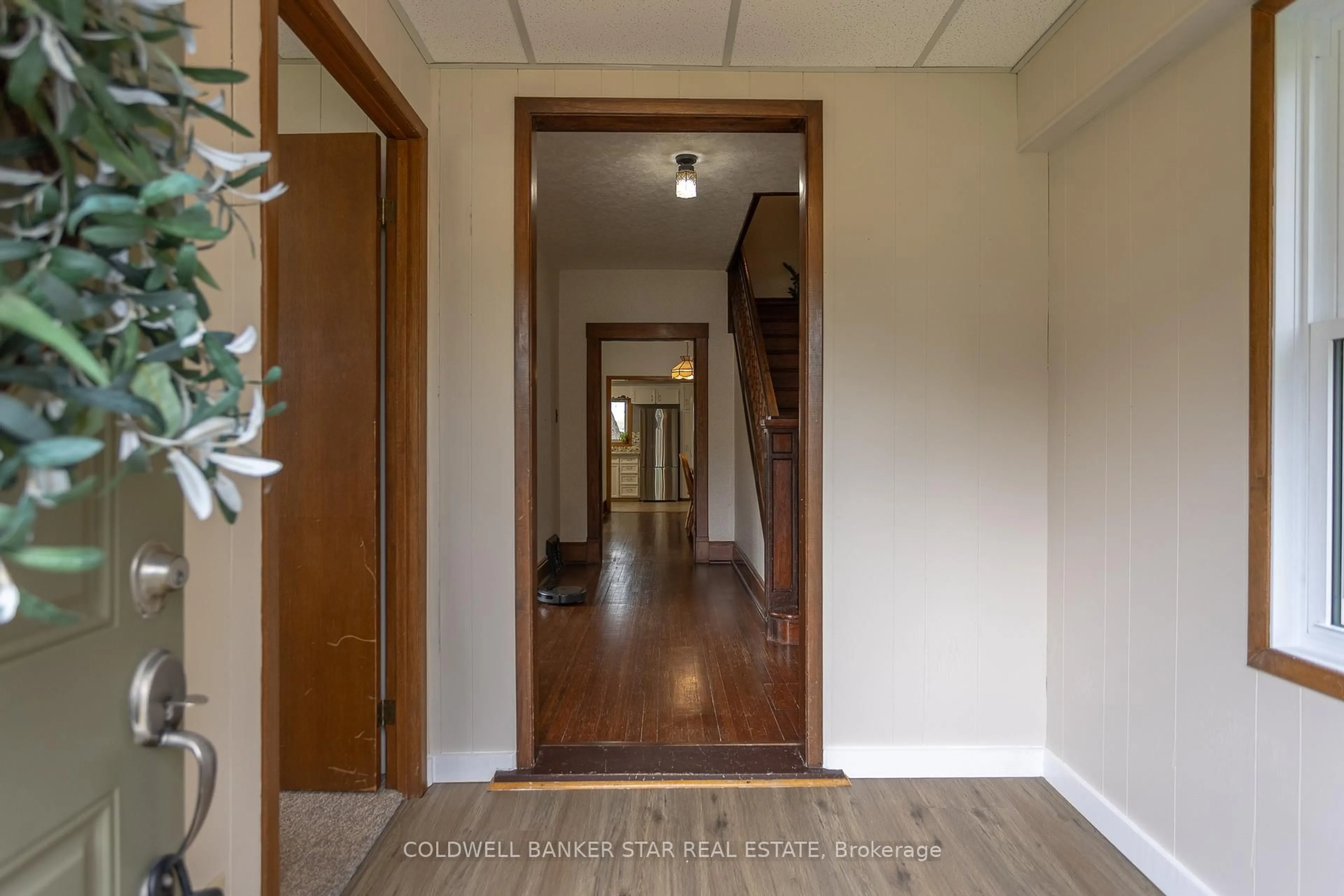 Indoor entryway for 106 Fairview Ave, St. Thomas Ontario N5R 4X6