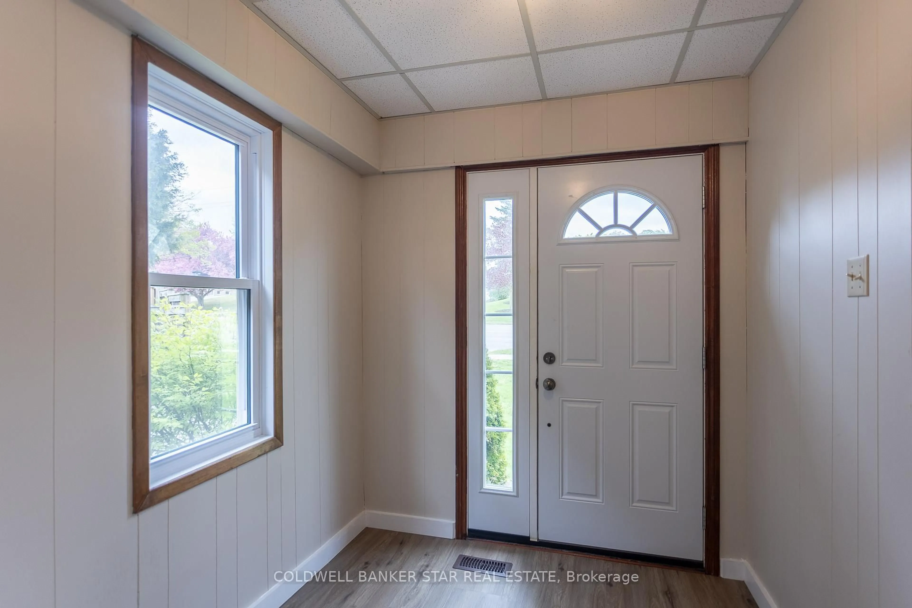 Indoor entryway for 106 Fairview Ave, St. Thomas Ontario N5R 4X6