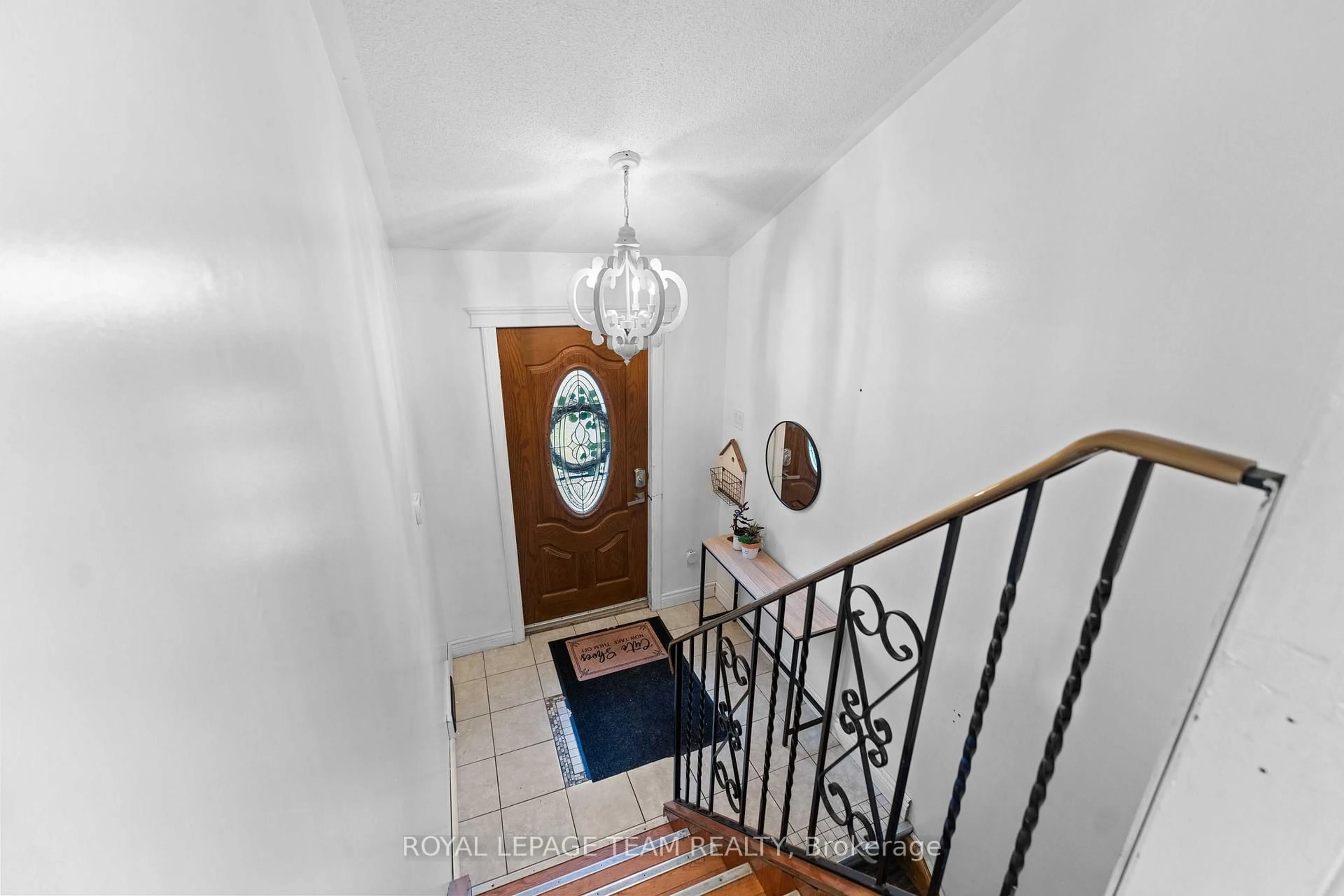 Indoor foyer for 2365 Simpson Pit Rd, Round Lake Centre Ontario K0J 2J0