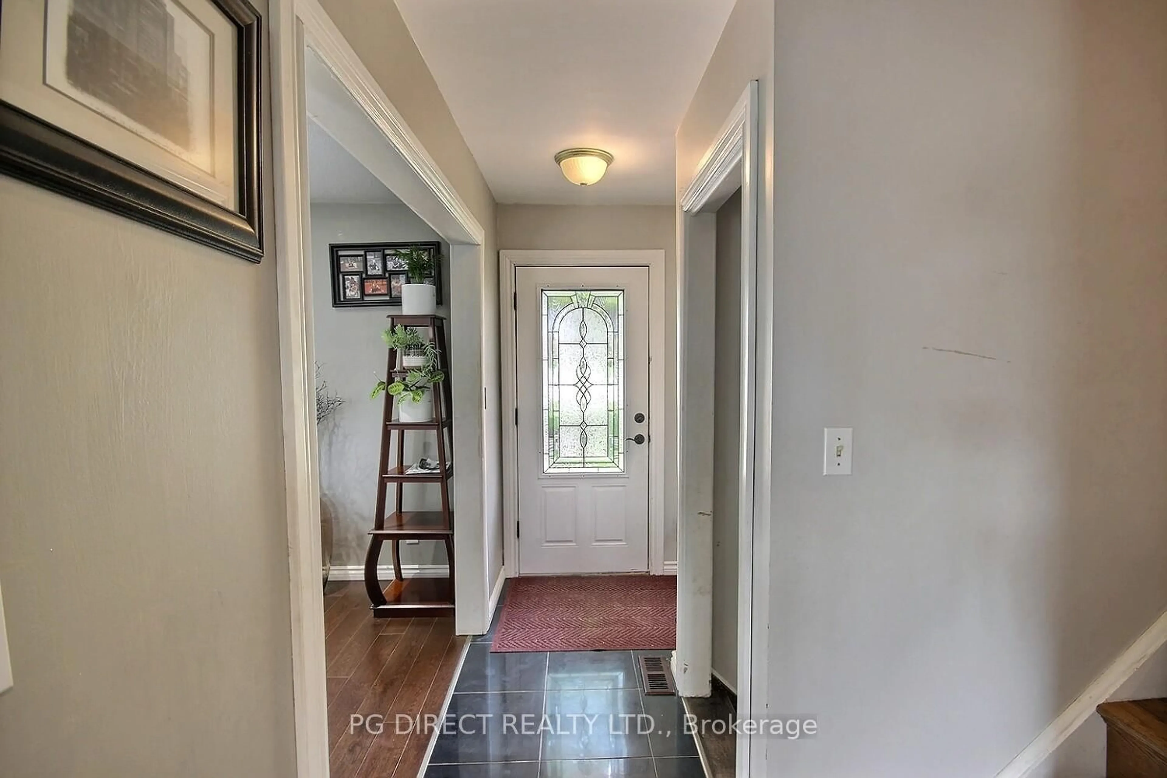 Indoor entryway for 20 Old Stone Rd, Belleville Ontario K8R 1E3