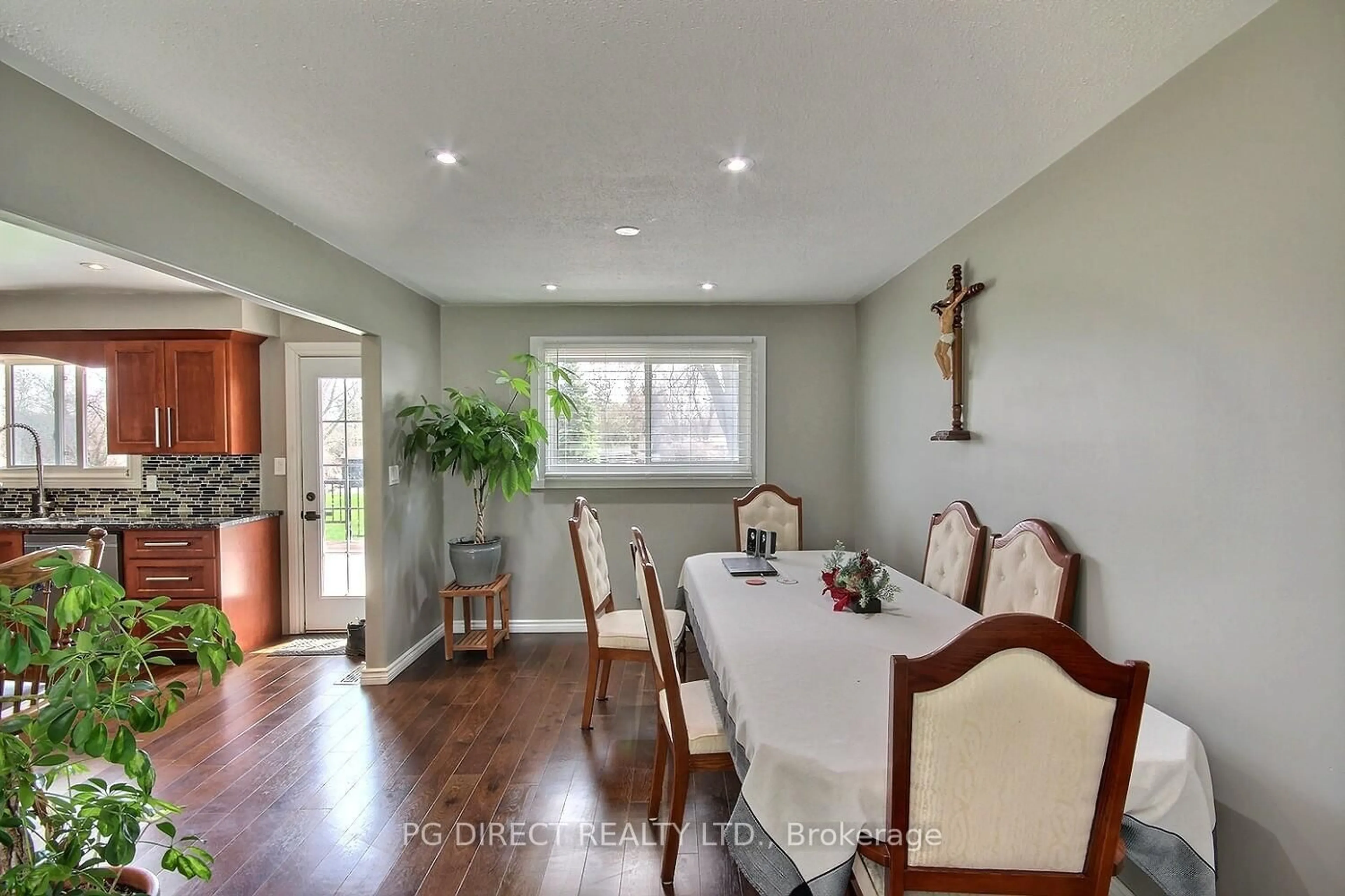 Dining room, wood/laminate floor for 20 Old Stone Rd, Belleville Ontario K8R 1E3