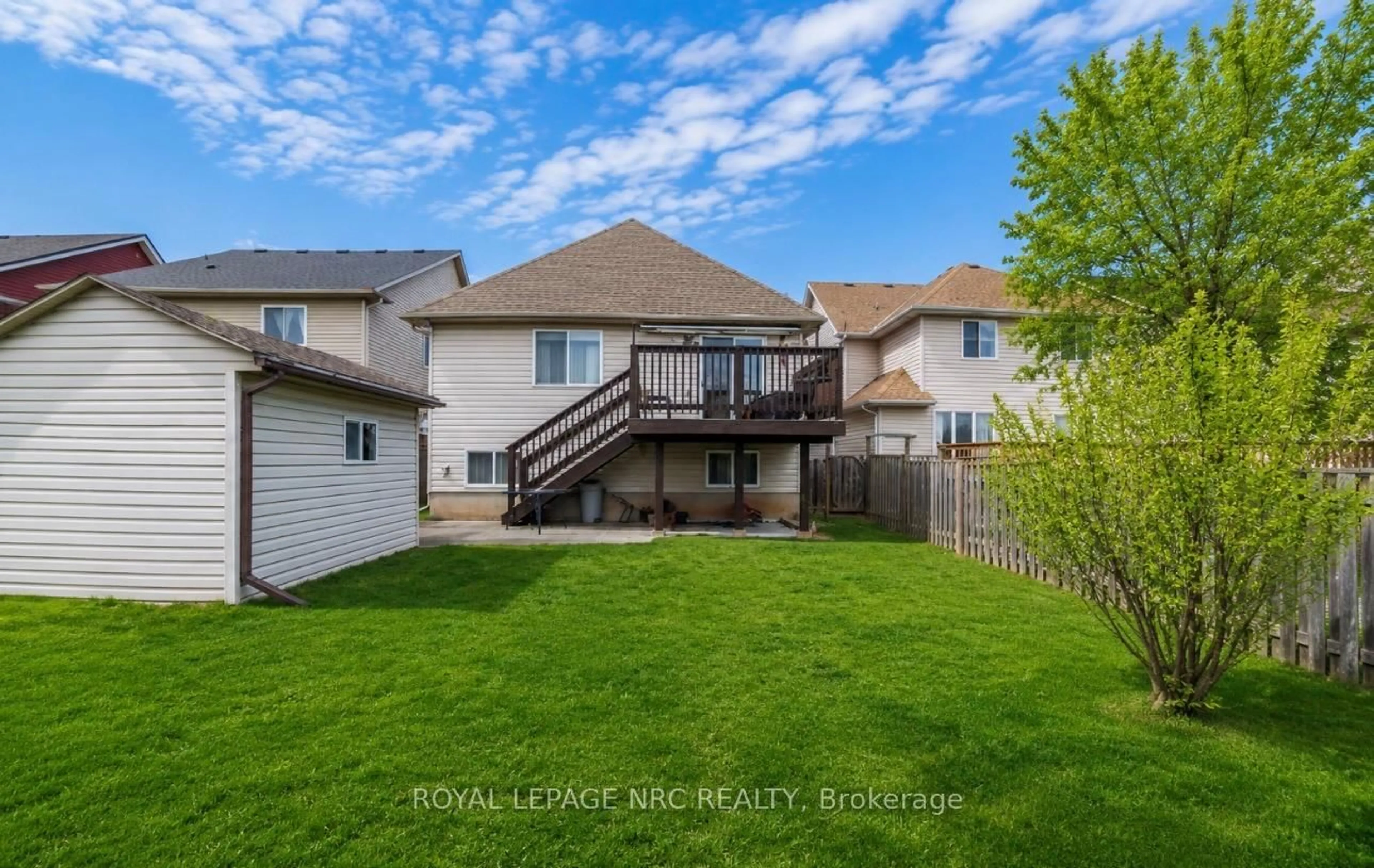 A pic from outside/outdoor area/front of a property/back of a property/a pic from drone, unknown for 6787 AILANTHUS Ave, Niagara Falls Ontario L2G 4C6