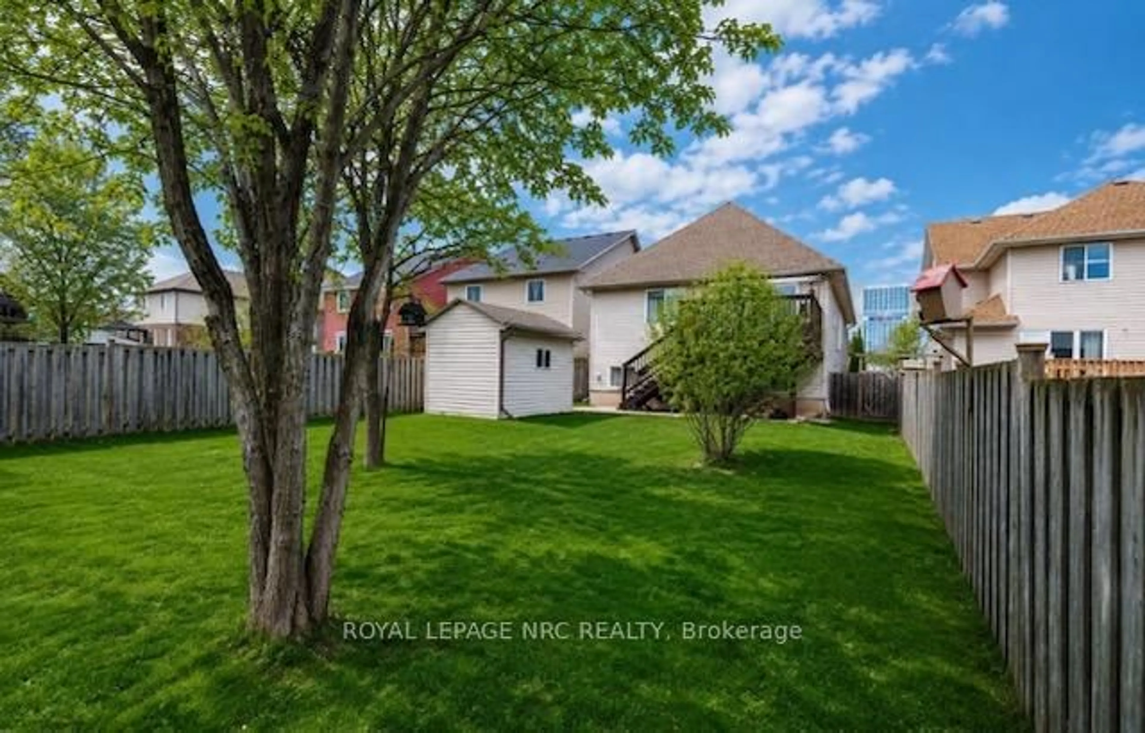 A pic from outside/outdoor area/front of a property/back of a property/a pic from drone, street for 6787 AILANTHUS Ave, Niagara Falls Ontario L2G 4C6