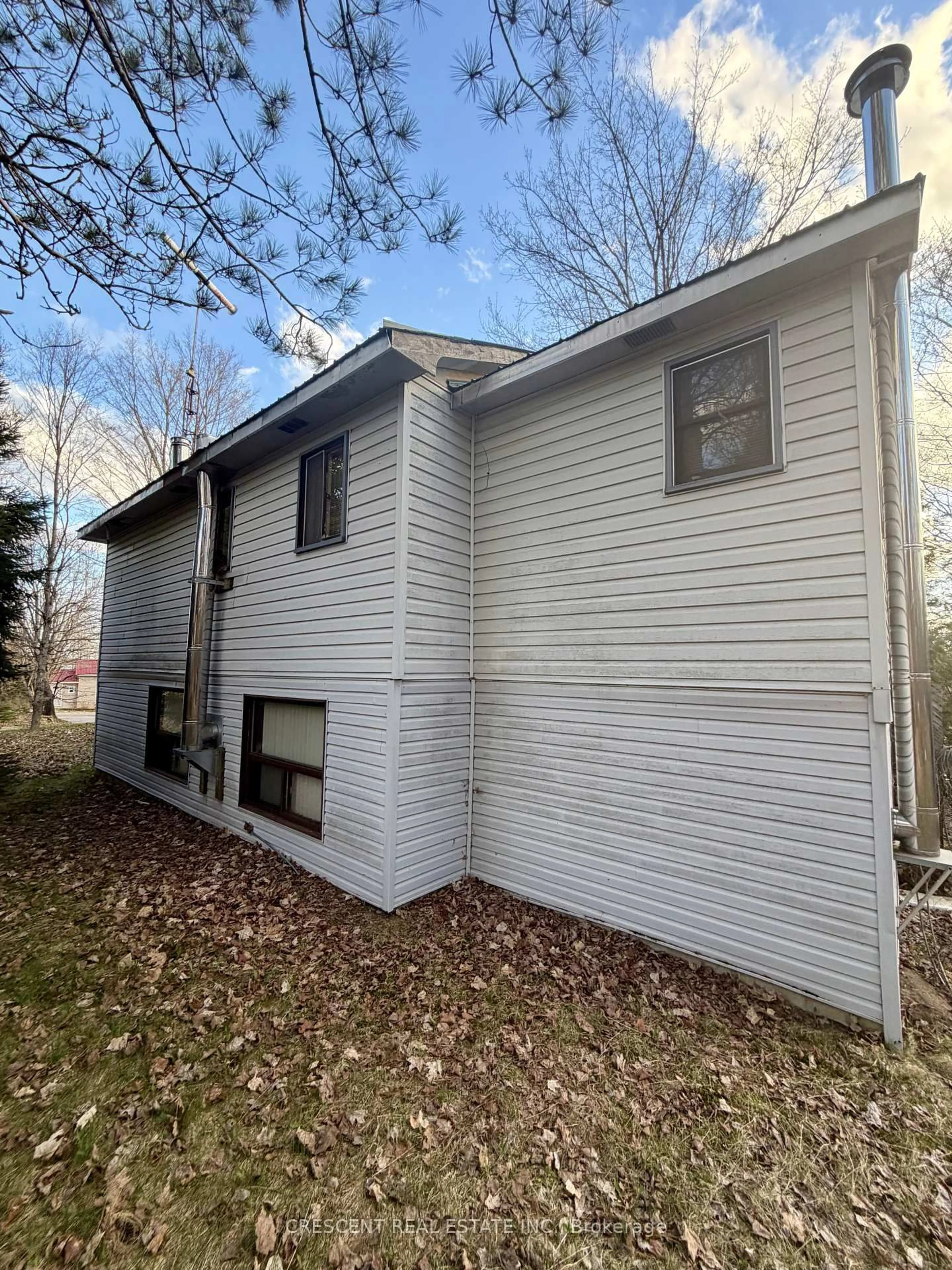 Home with vinyl exterior material, building for 4720 518 W Highway, McMurrich/Monteith Ontario P0A 1Y0