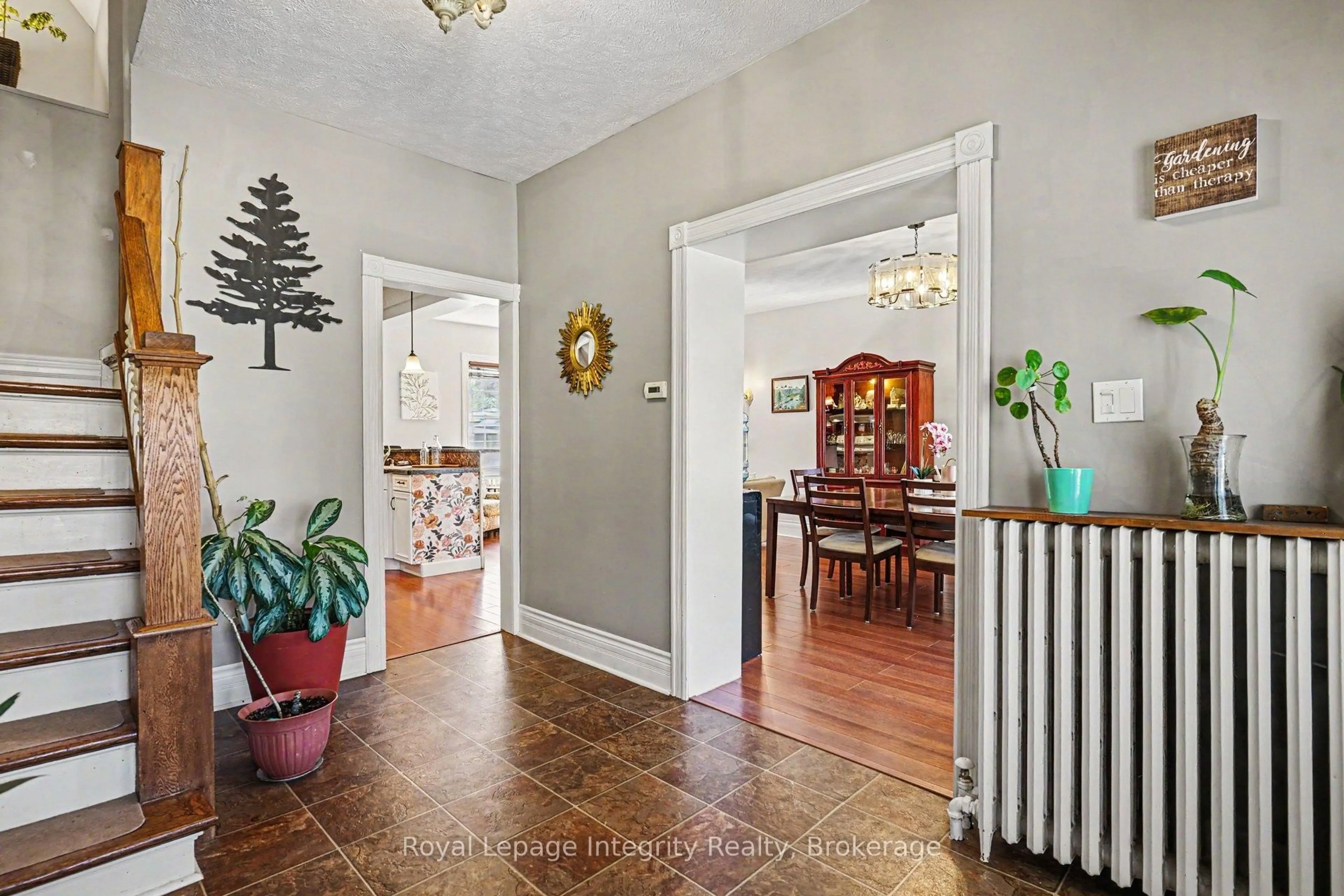 Indoor entryway for 976 6th Ave, Owen Sound Ontario N4K 2V4