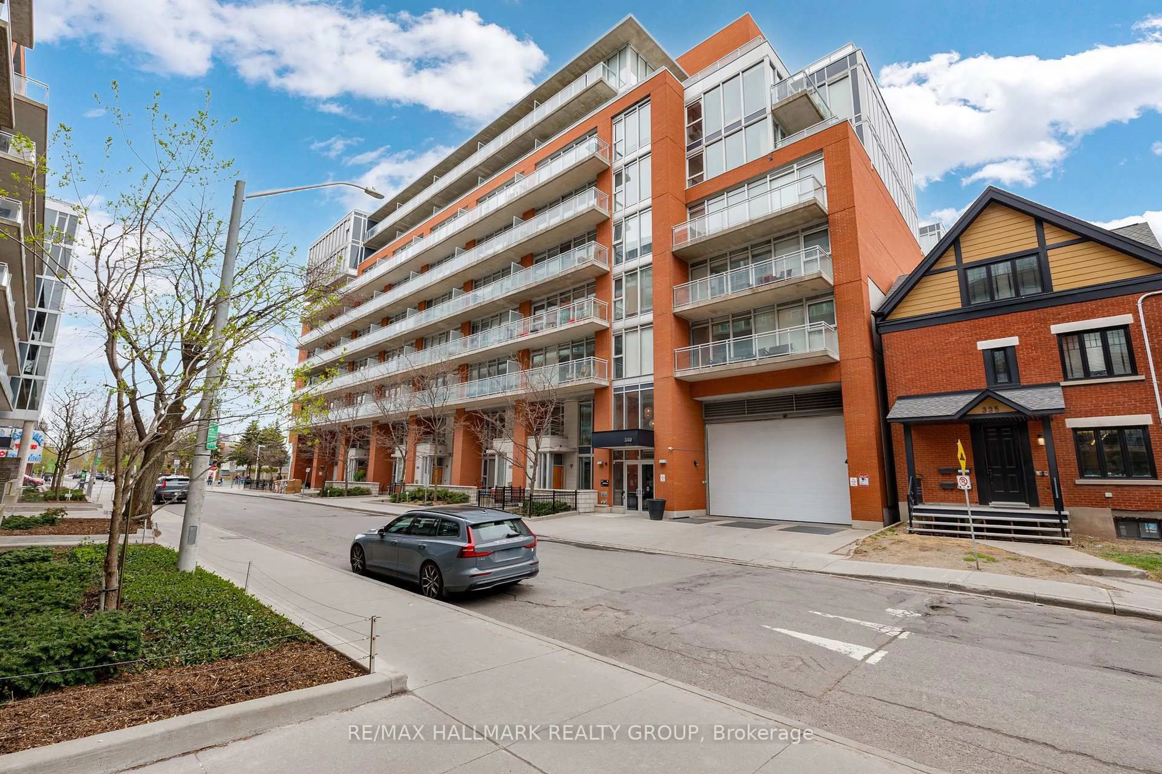 A pic from outside/outdoor area/front of a property/back of a property/a pic from drone, street for 349 Mcleod St #634, Ottawa Ontario K2P 0S1