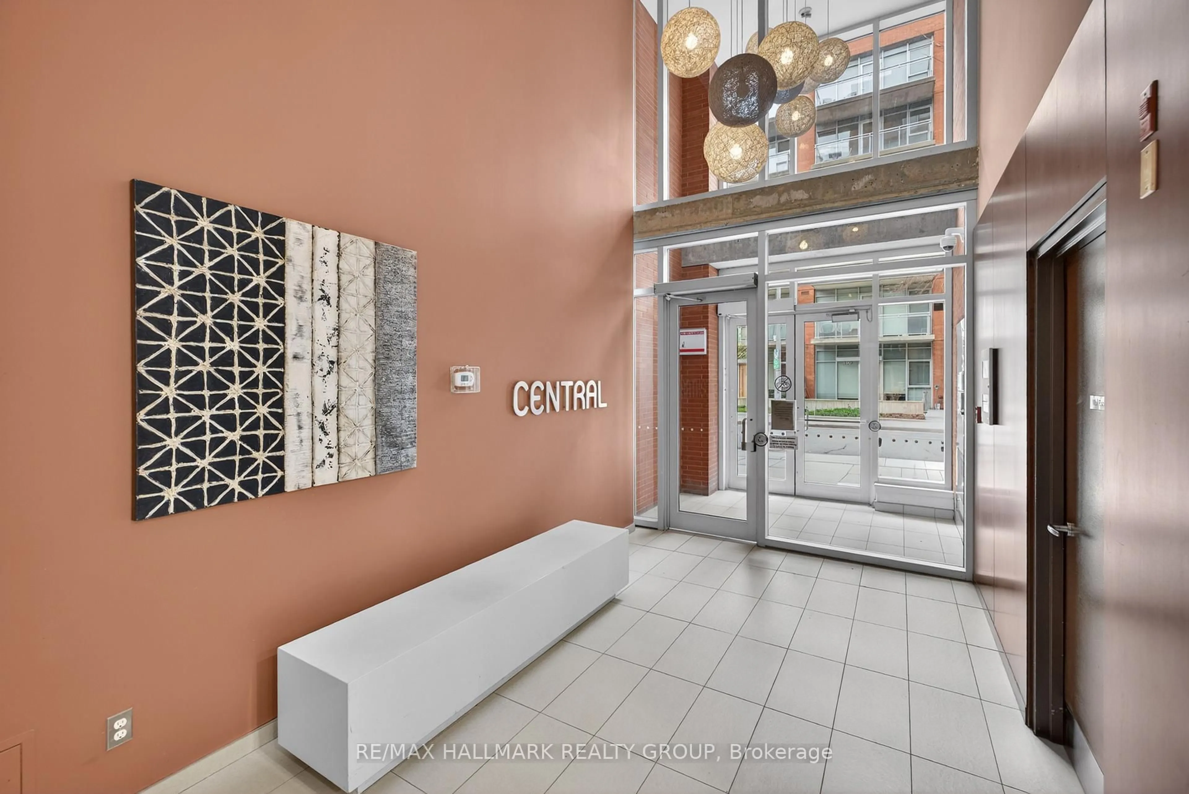 Indoor foyer for 349 Mcleod St #634, Ottawa Ontario K2P 0S1