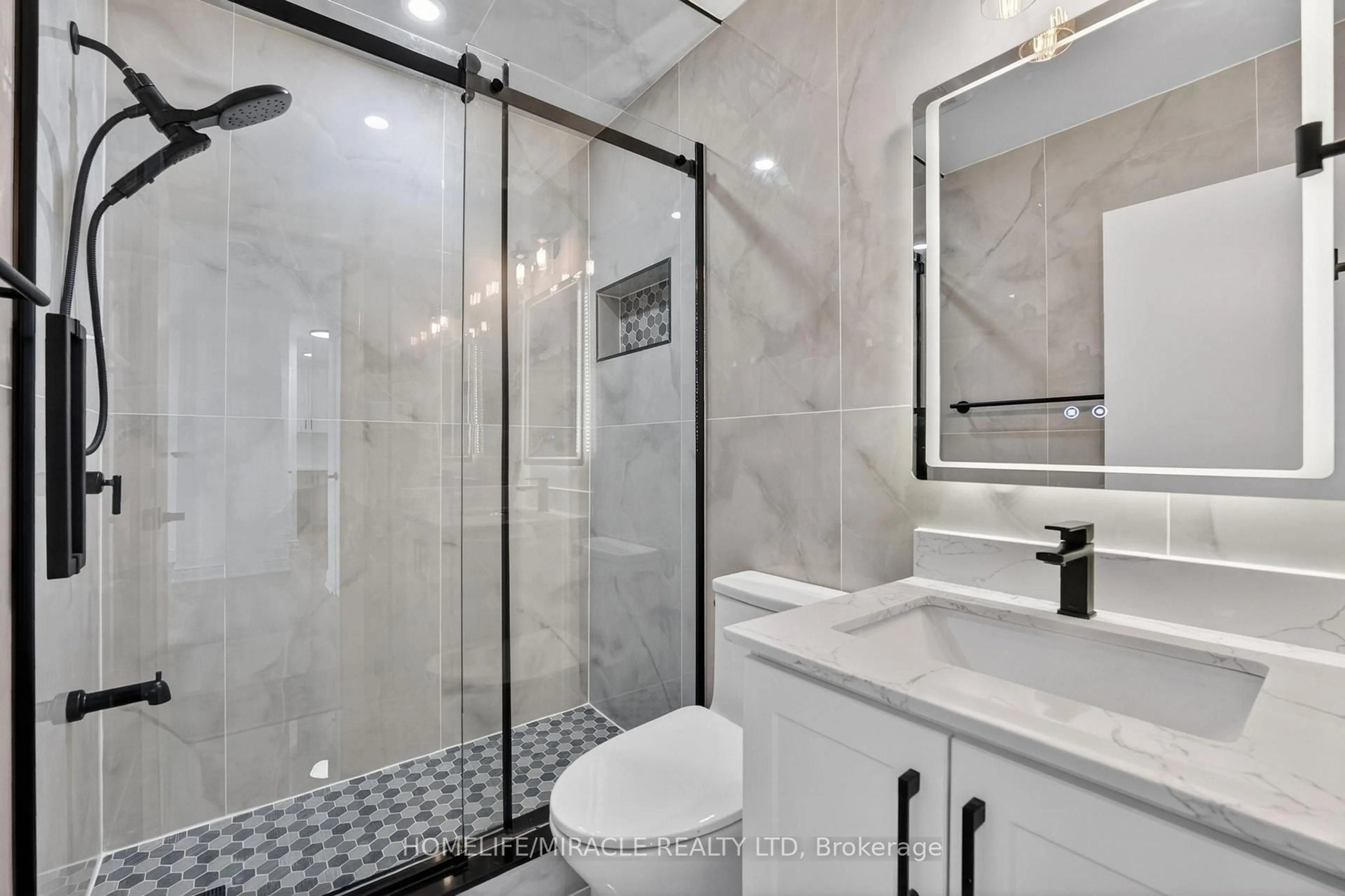 Contemporary bathroom, ceramic/tile floor for 456 Carlton St #5, St. Catharines Ontario L2M 4X1