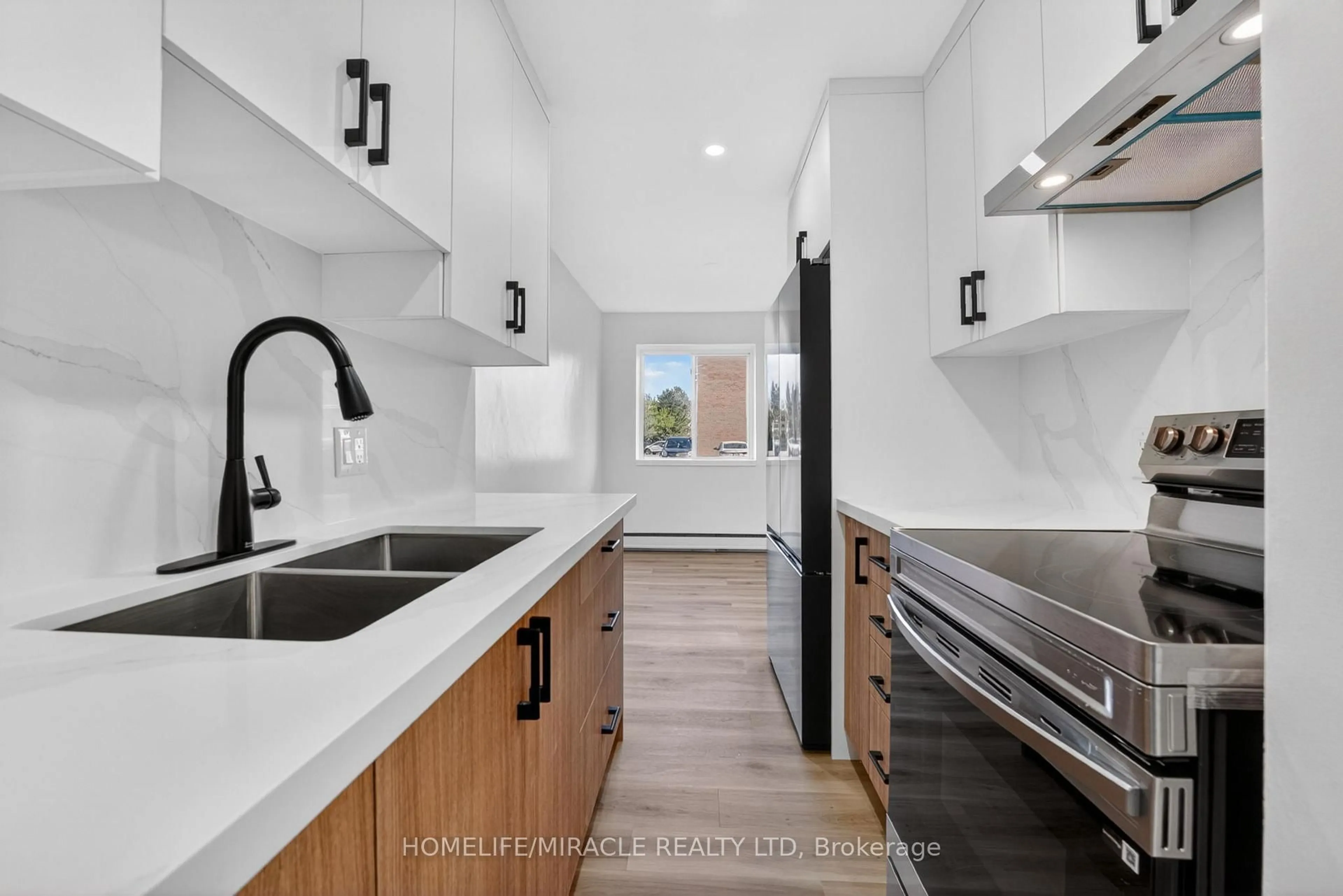 Open concept kitchen, ceramic/tile floor for 456 Carlton St #5, St. Catharines Ontario L2M 4X1