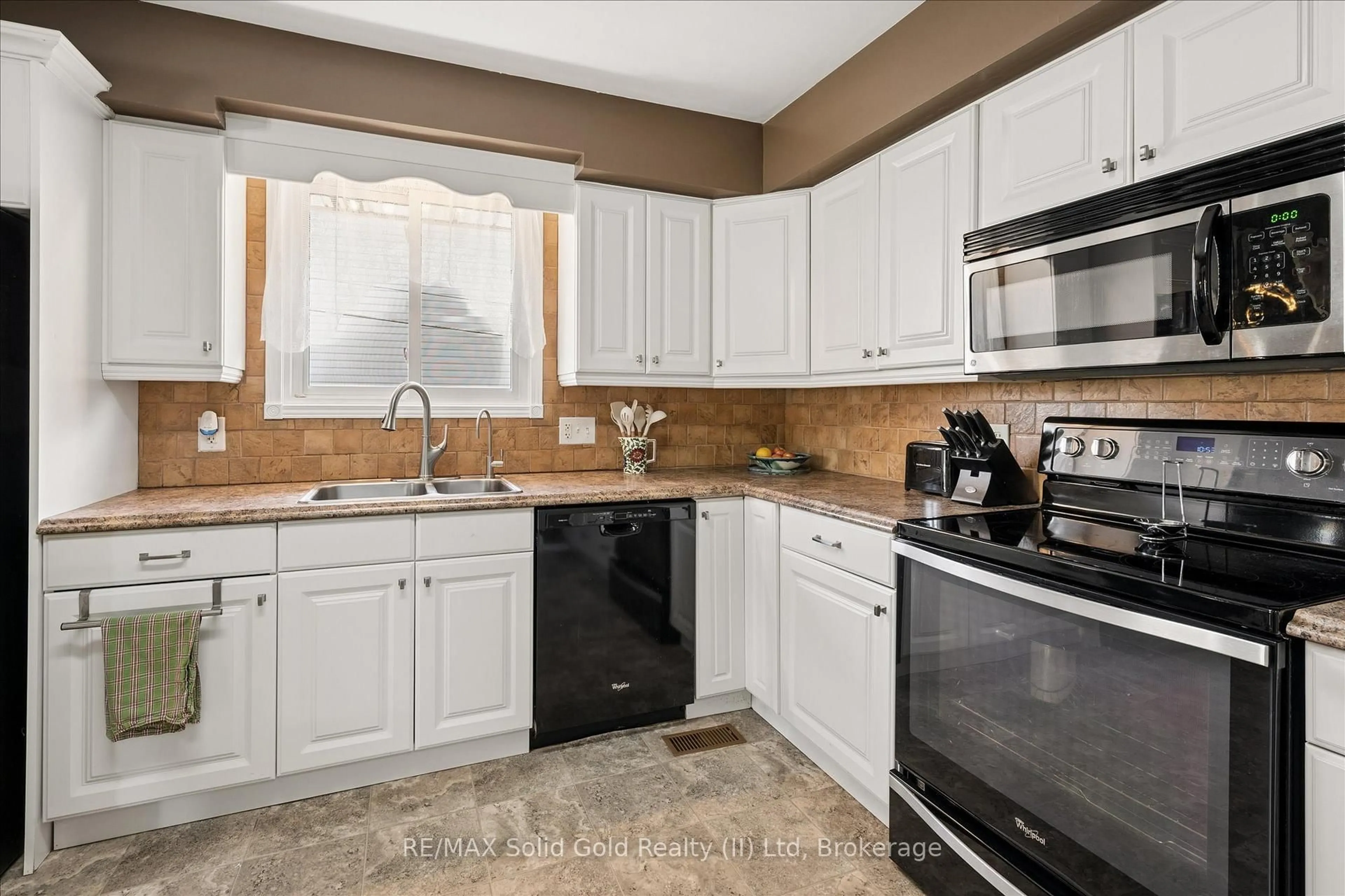 Standard kitchen, ceramic/tile floor for 336 Tunis St, Ingersoll Ontario N5C 1X1