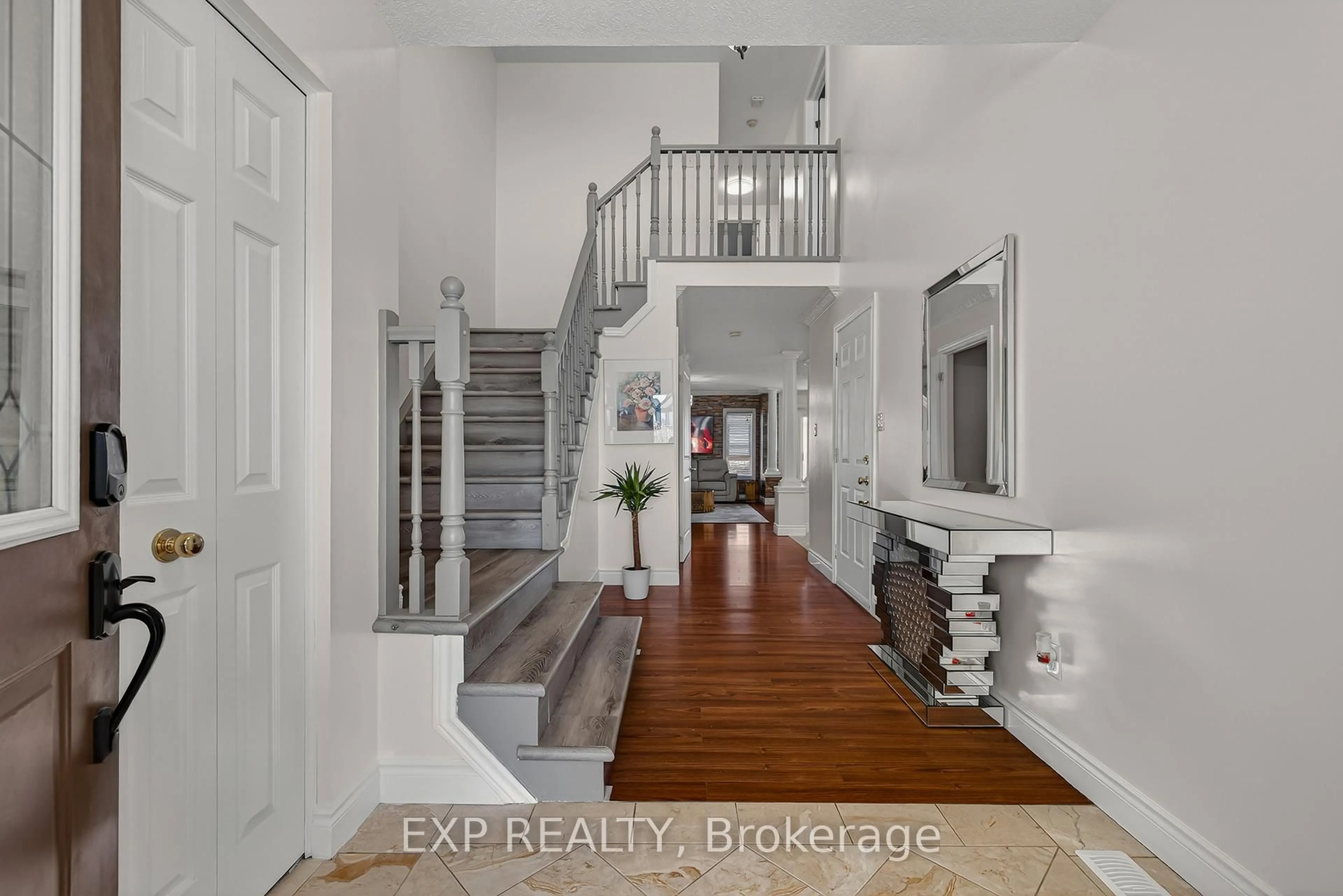 Indoor entryway for 512 Snowdrop Crt, Kitchener Ontario N2E 4G4