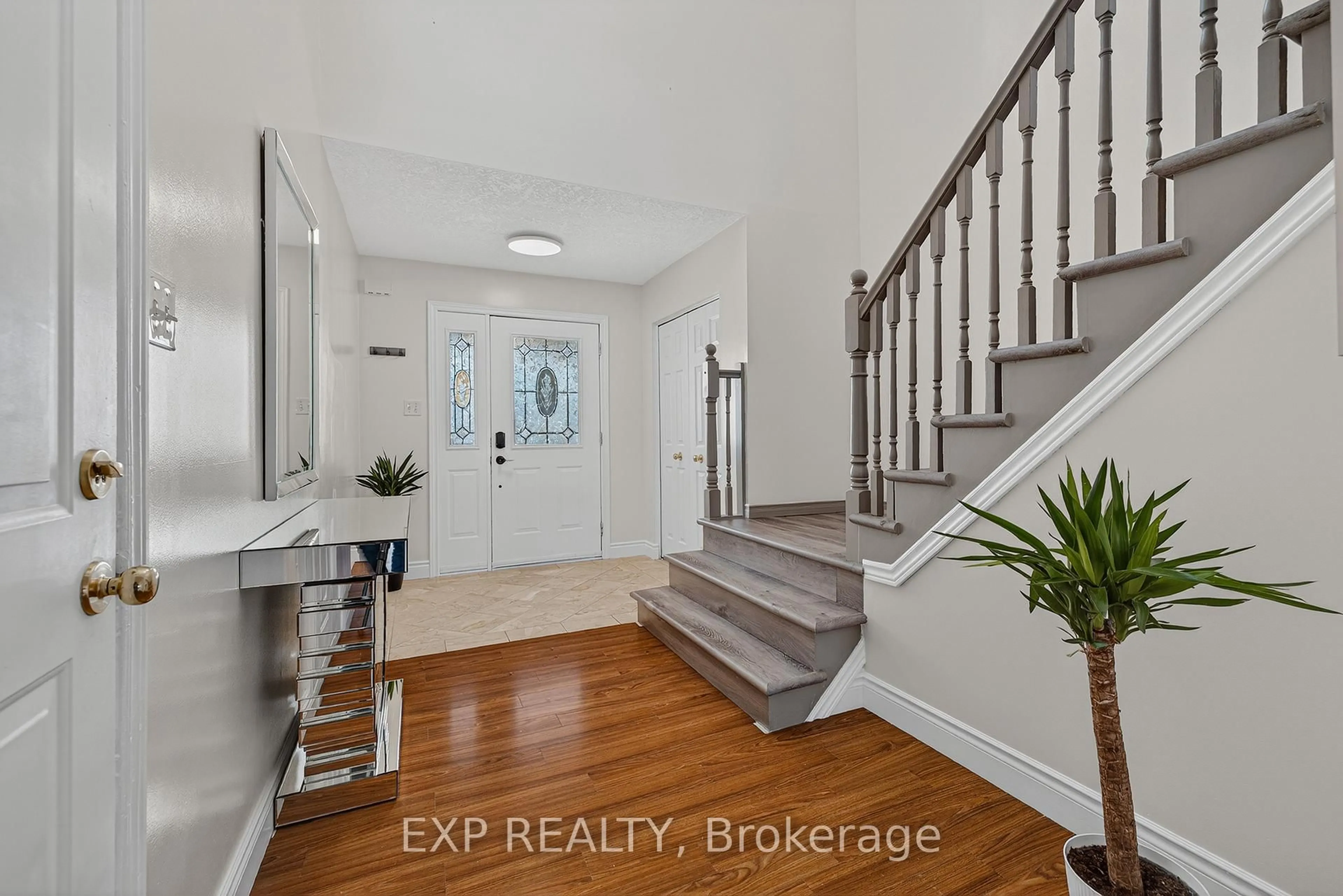 Indoor entryway for 512 Snowdrop Crt, Kitchener Ontario N2E 4G4
