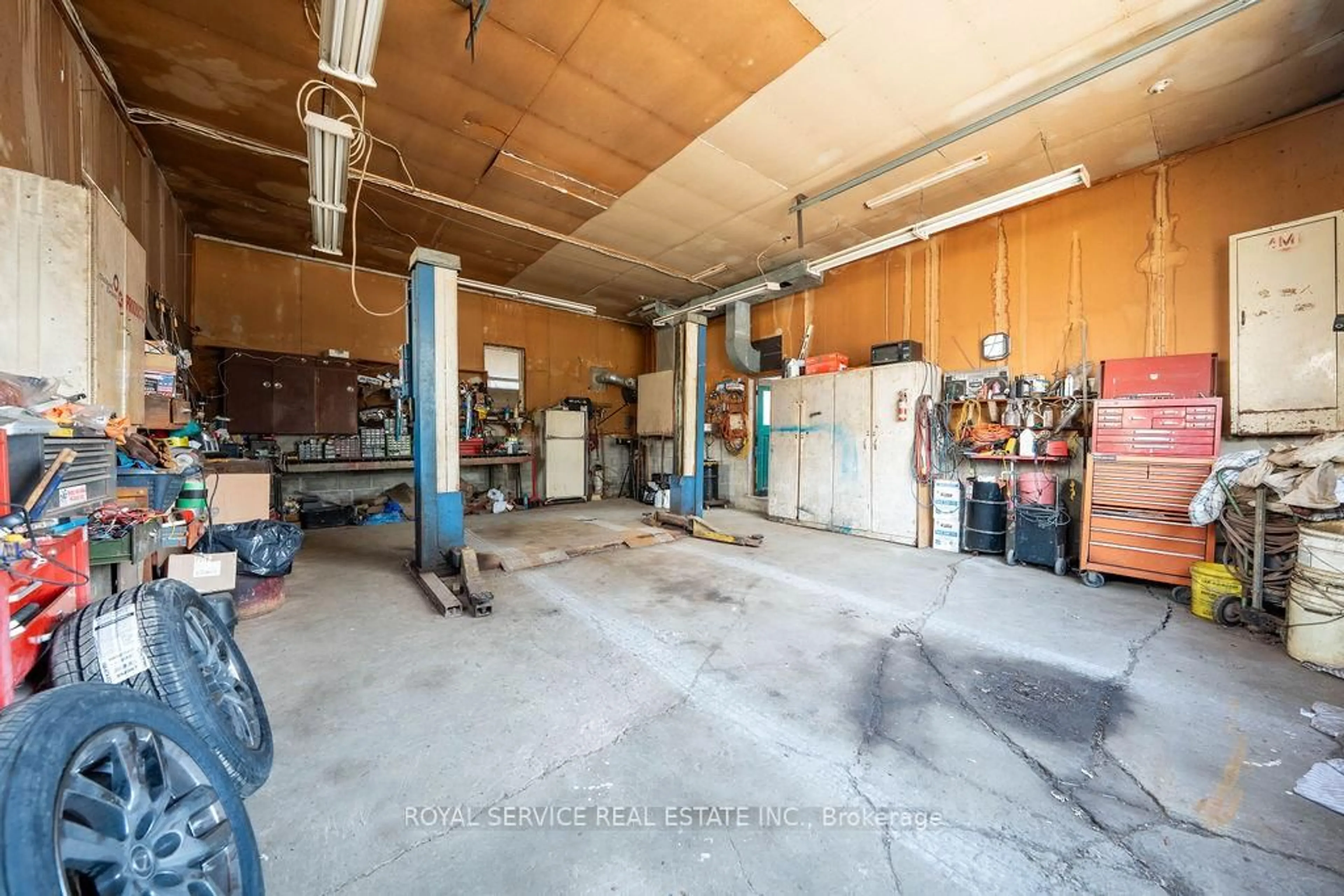 Indoor garage for 155 Drivers Rest Rd, Alnwick/Haldimand Ontario K0K 2G0