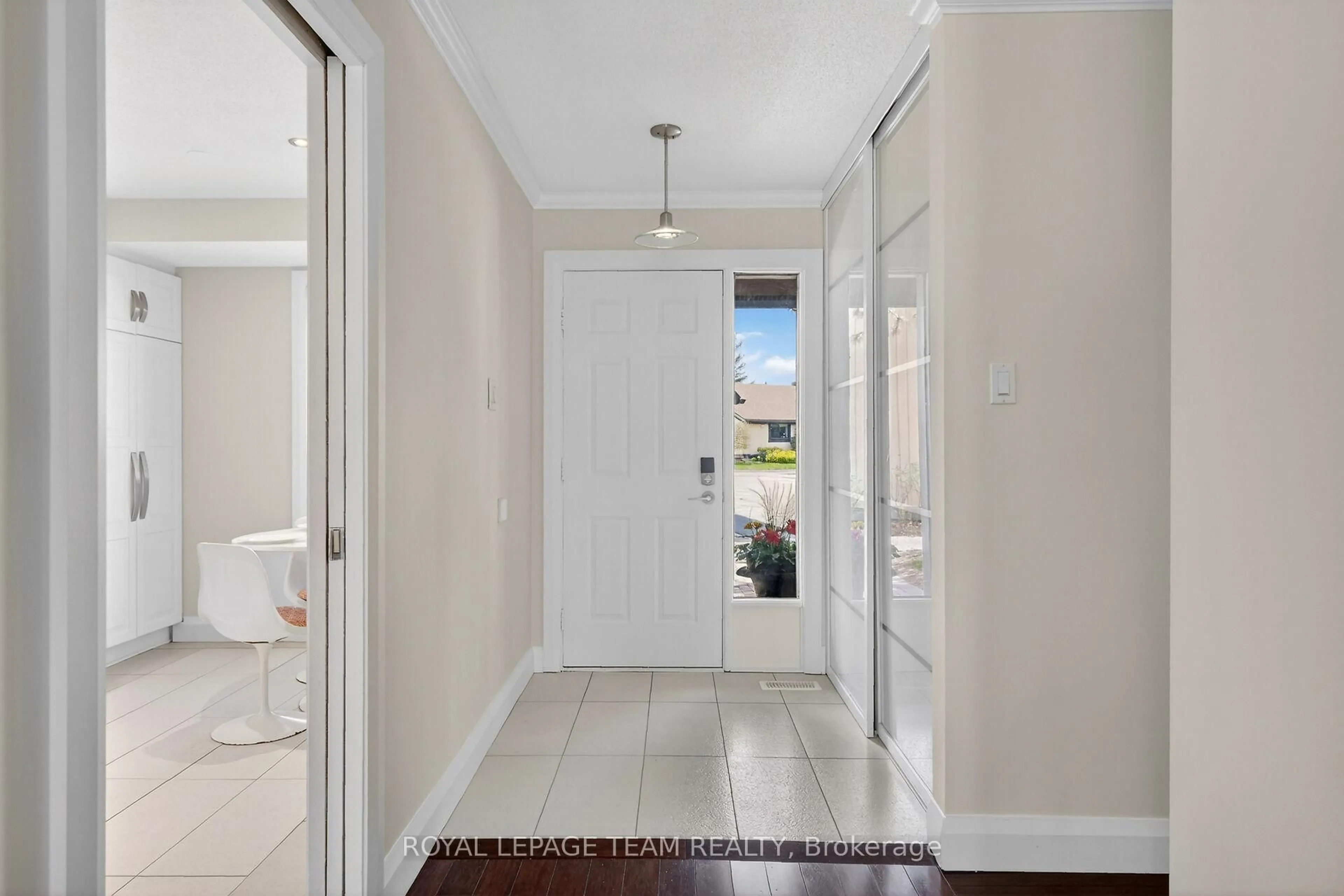 Indoor entryway for 10 Pebble Beach Crt, Ottawa Ontario K2S 1B9