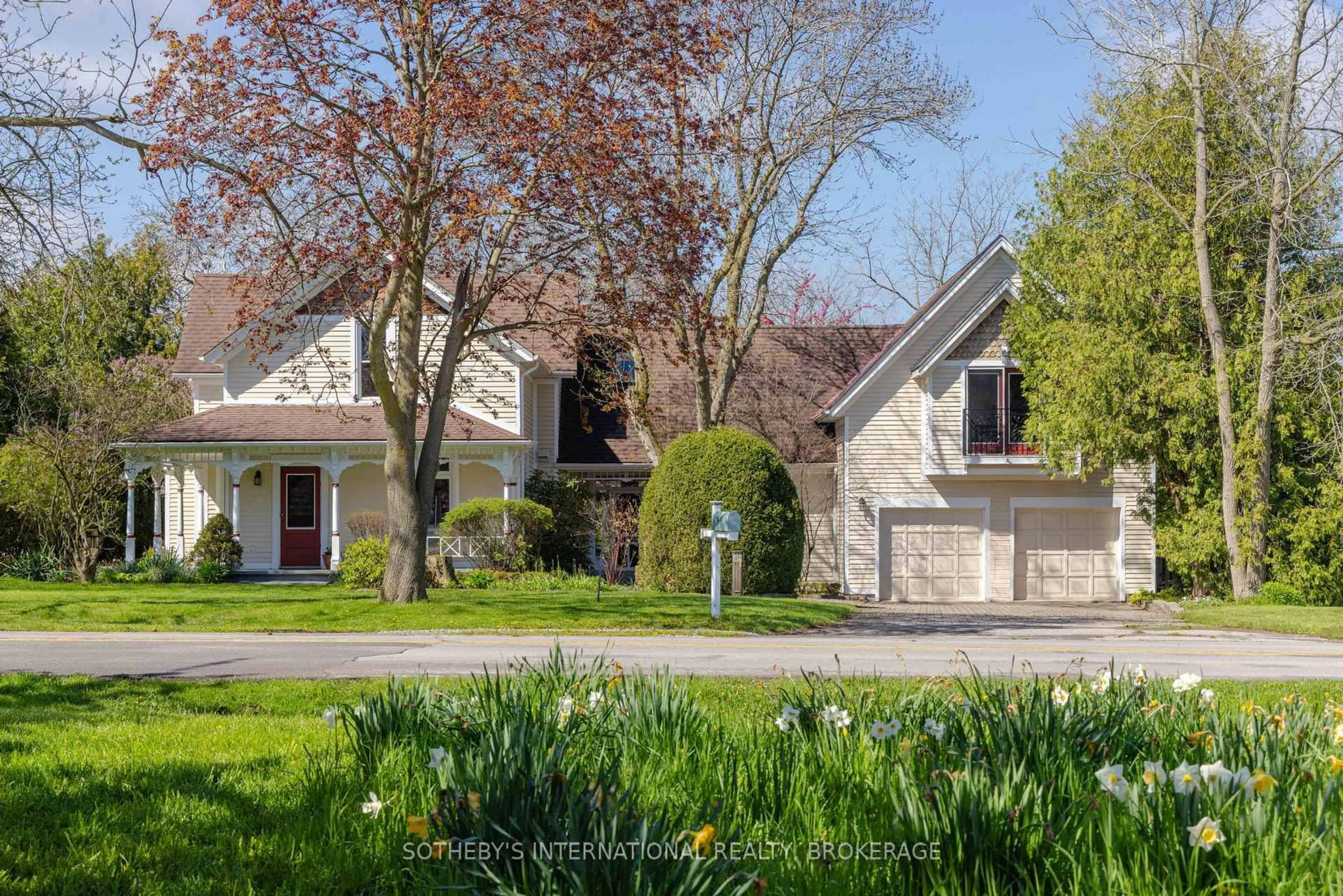 A pic from outside/outdoor area/front of a property/back of a property/a pic from drone, street for 15906 Niagara Pkwy, Niagara-on-the-Lake Ontario L0S 1J0