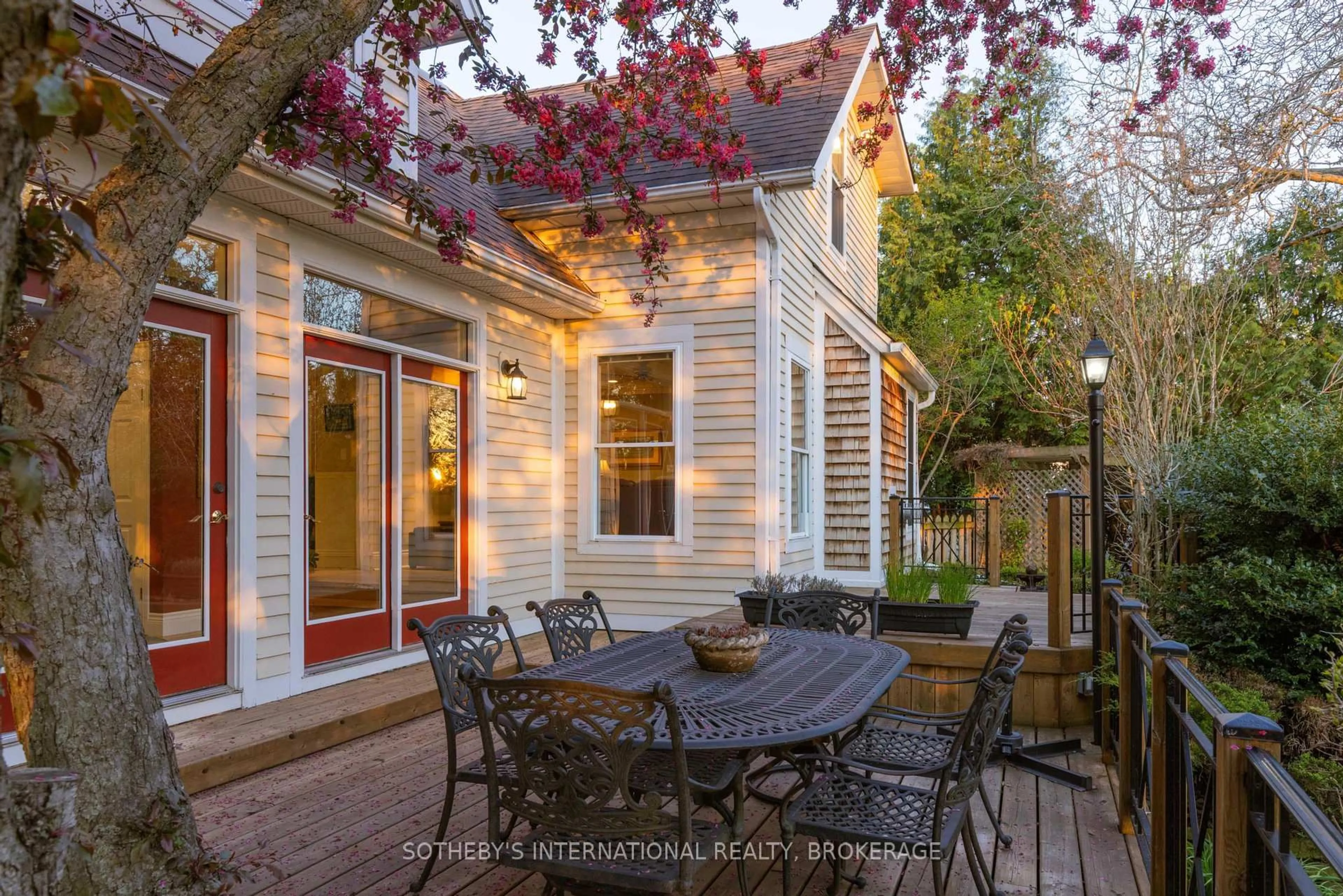 Patio, street for 15906 Niagara Pkwy, Niagara-on-the-Lake Ontario L0S 1J0
