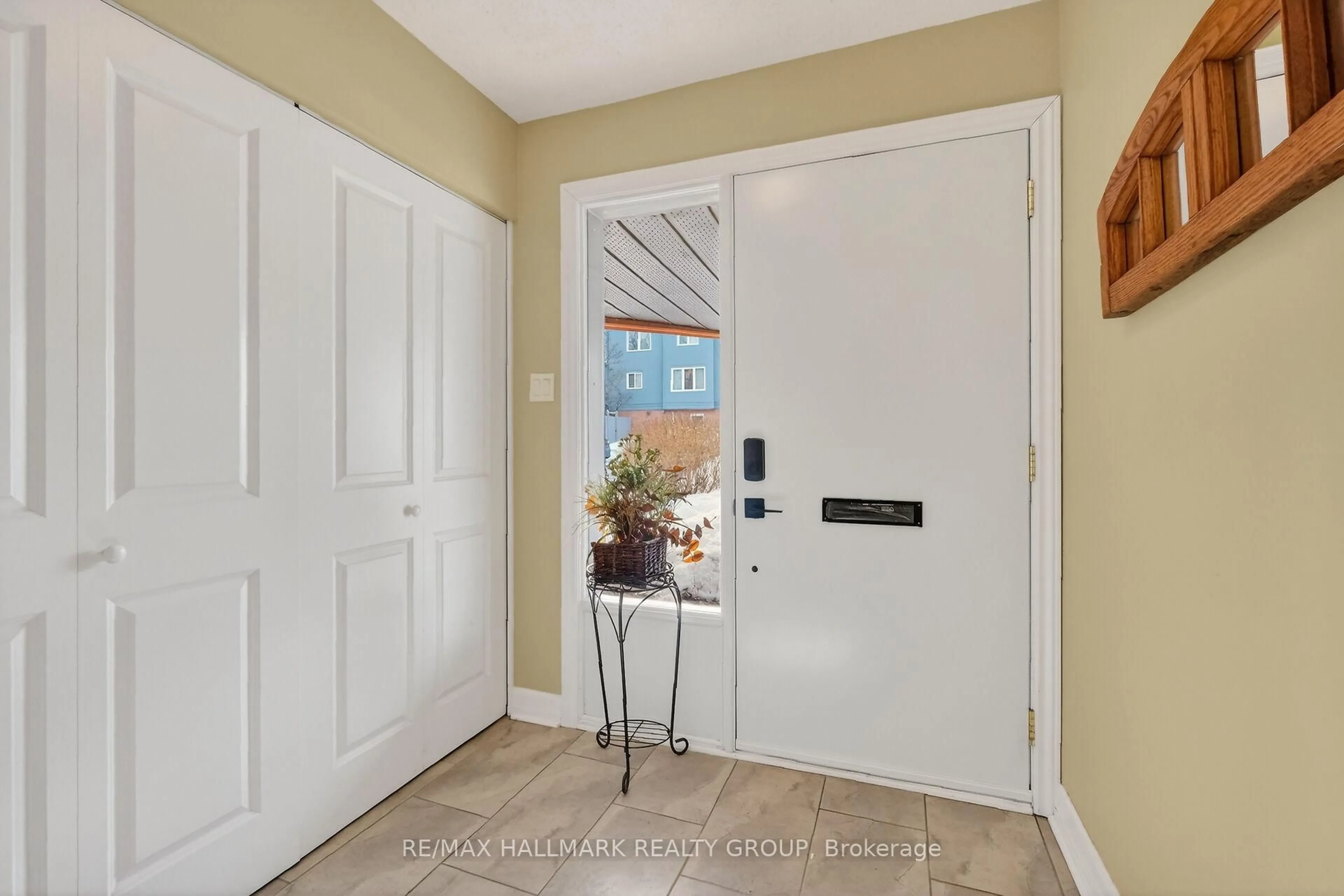 Indoor entryway for 3 Birchdale Ave #D, Ottawa Ontario K2H 5A1