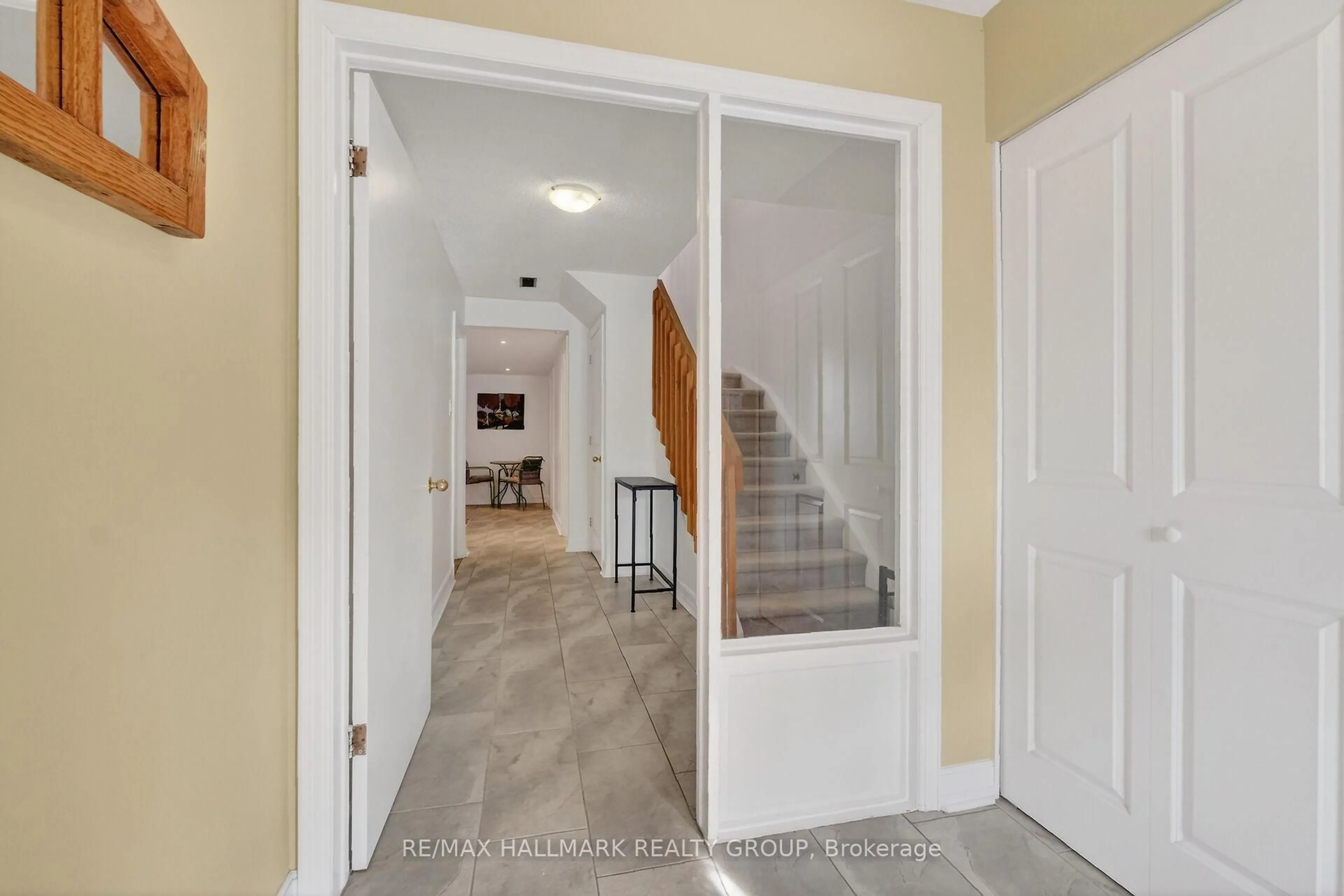 Indoor entryway for 3 Birchdale Ave #D, Ottawa Ontario K2H 5A1