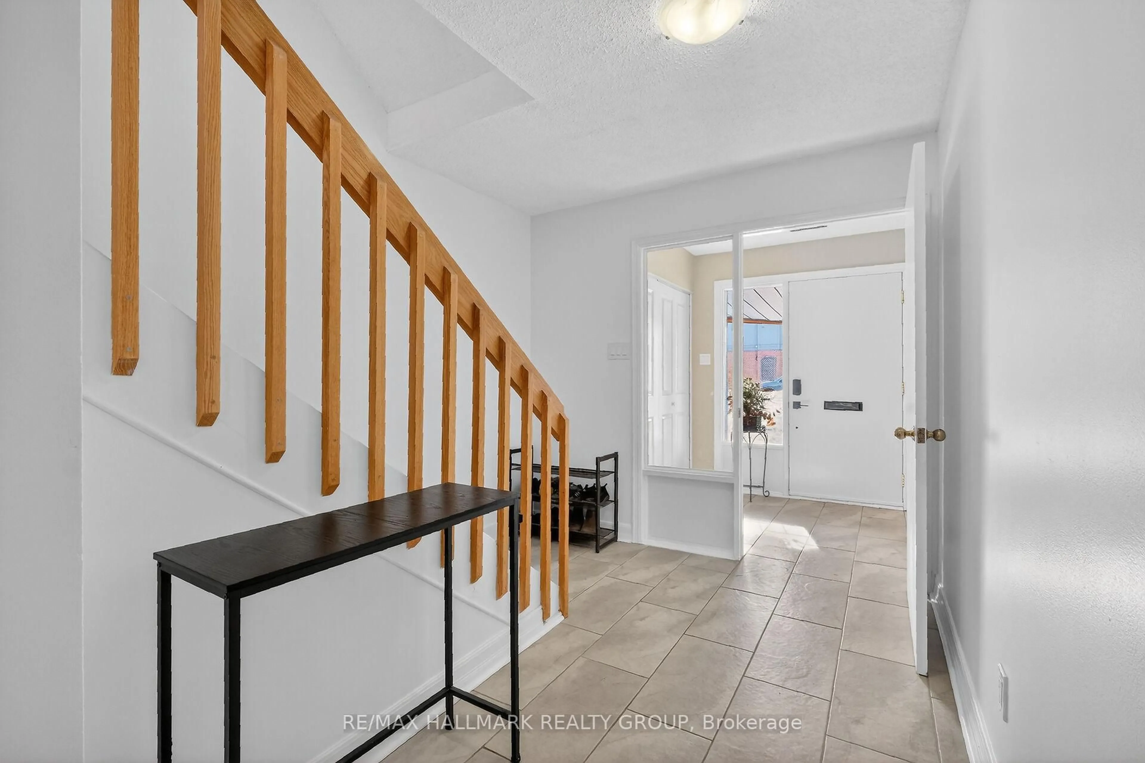 Indoor entryway for 3 Birchdale Ave #D, Ottawa Ontario K2H 5A1