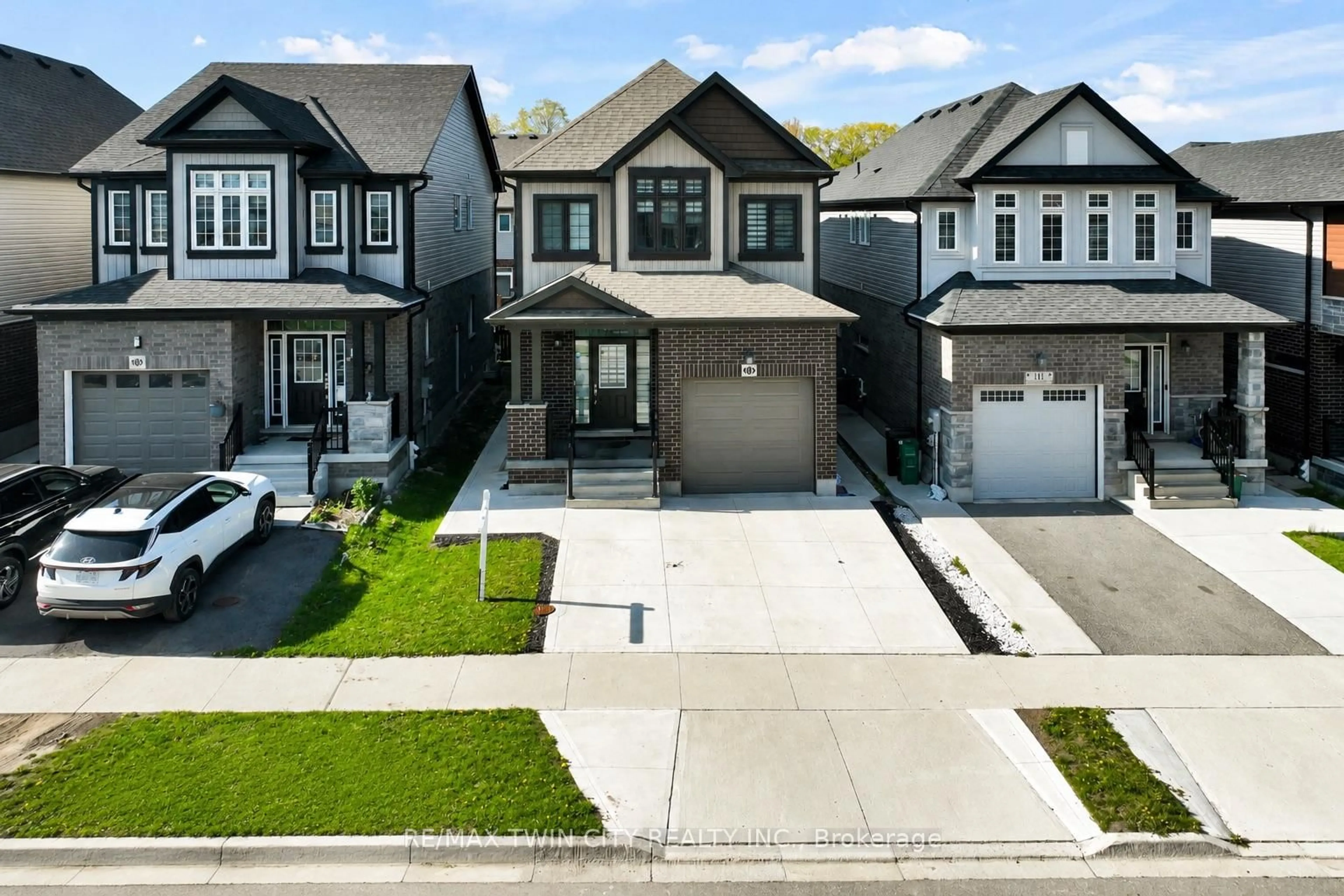 A pic from outside/outdoor area/front of a property/back of a property/a pic from drone, street for 107 Monarch Woods Dr, Kitchener Ontario N2P 0K2