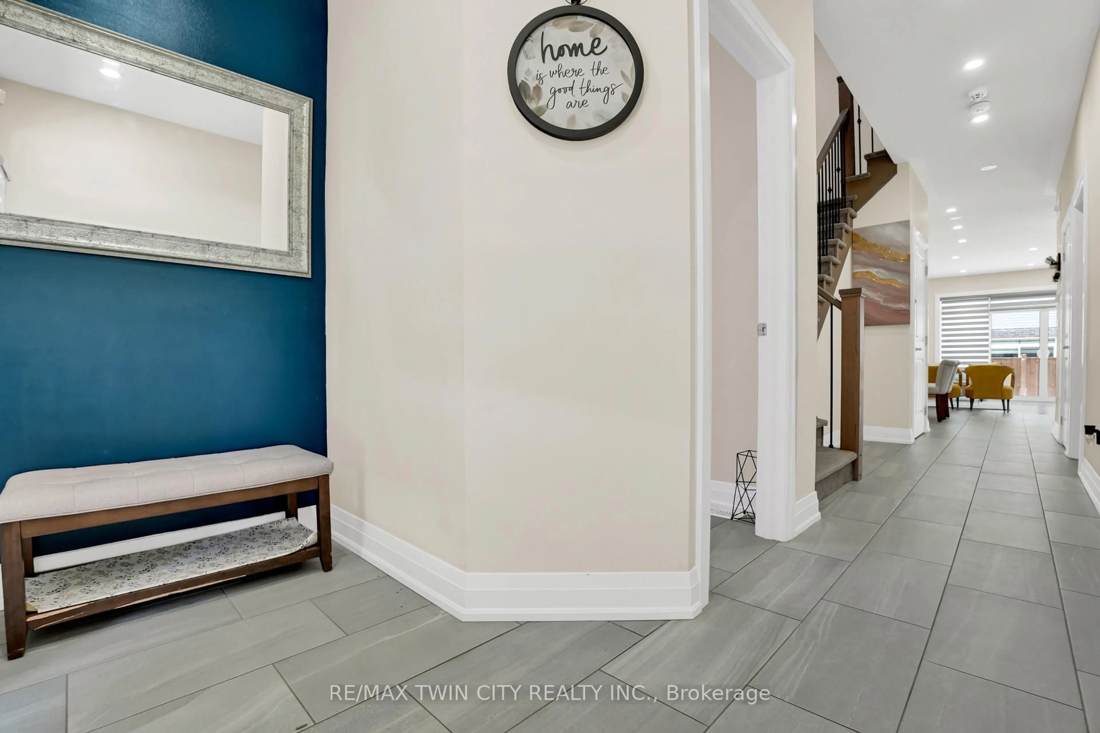 Indoor entryway for 107 Monarch Woods Dr, Kitchener Ontario N2P 0K2