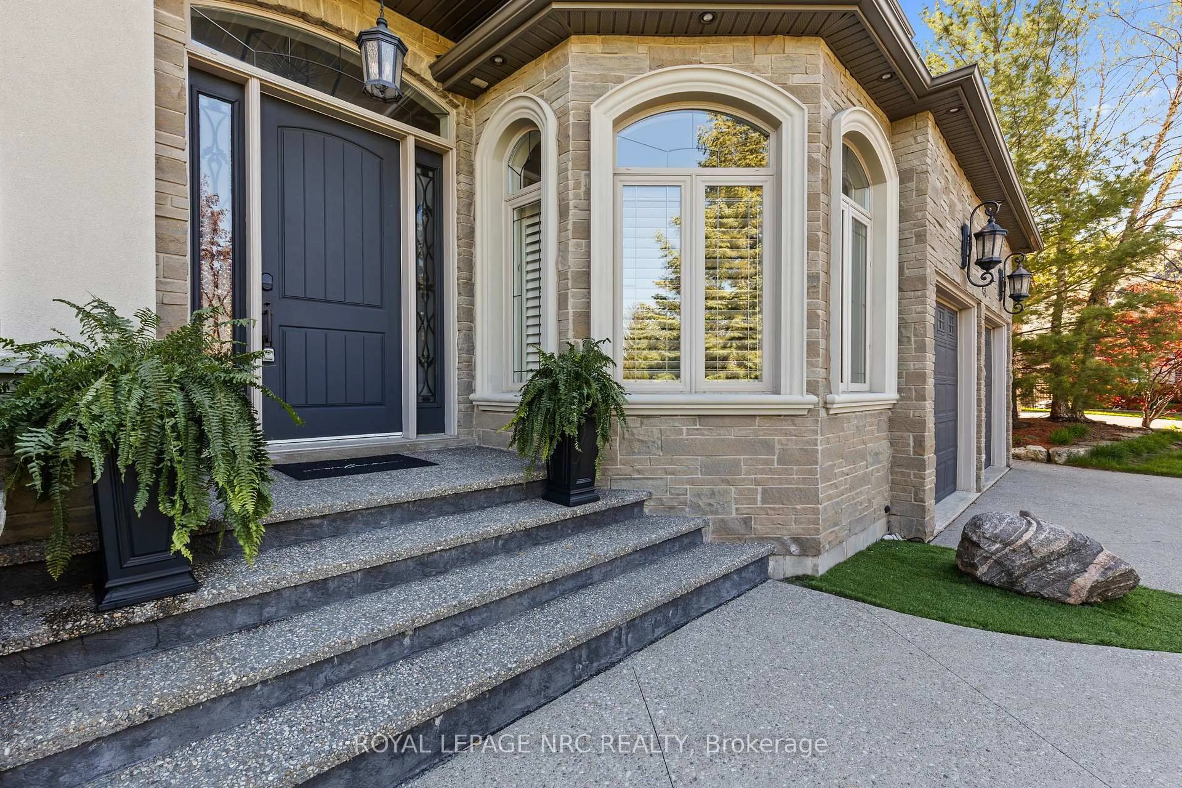 Indoor entryway for 63 Terrace Dr, Grimsby Ontario L3M 1B6