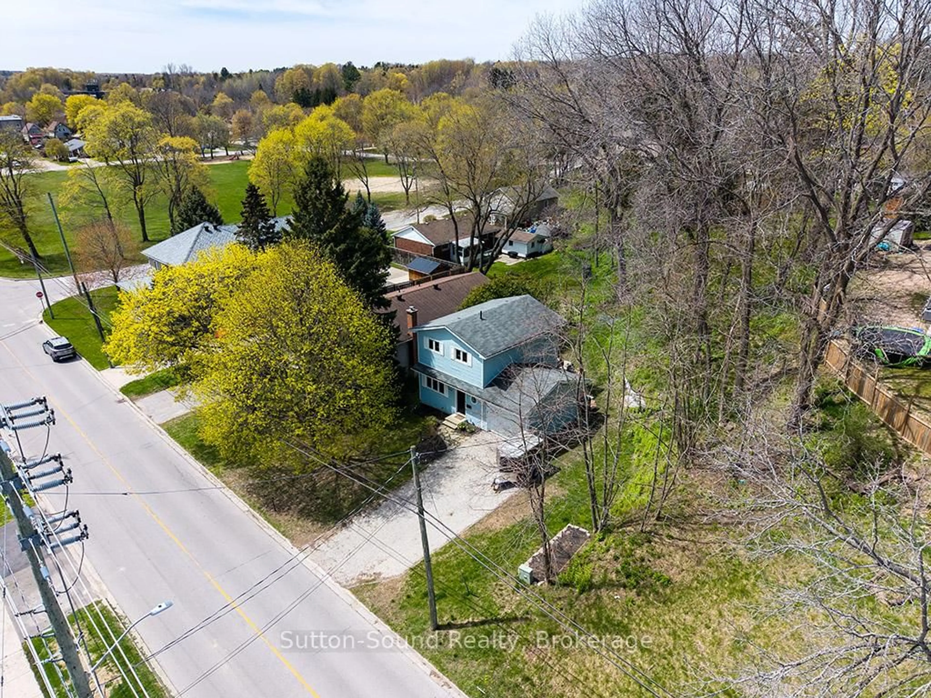 A pic from outside/outdoor area/front of a property/back of a property/a pic from drone, street for 2326 4TH Ave, Owen Sound Ontario N4K 4Y8