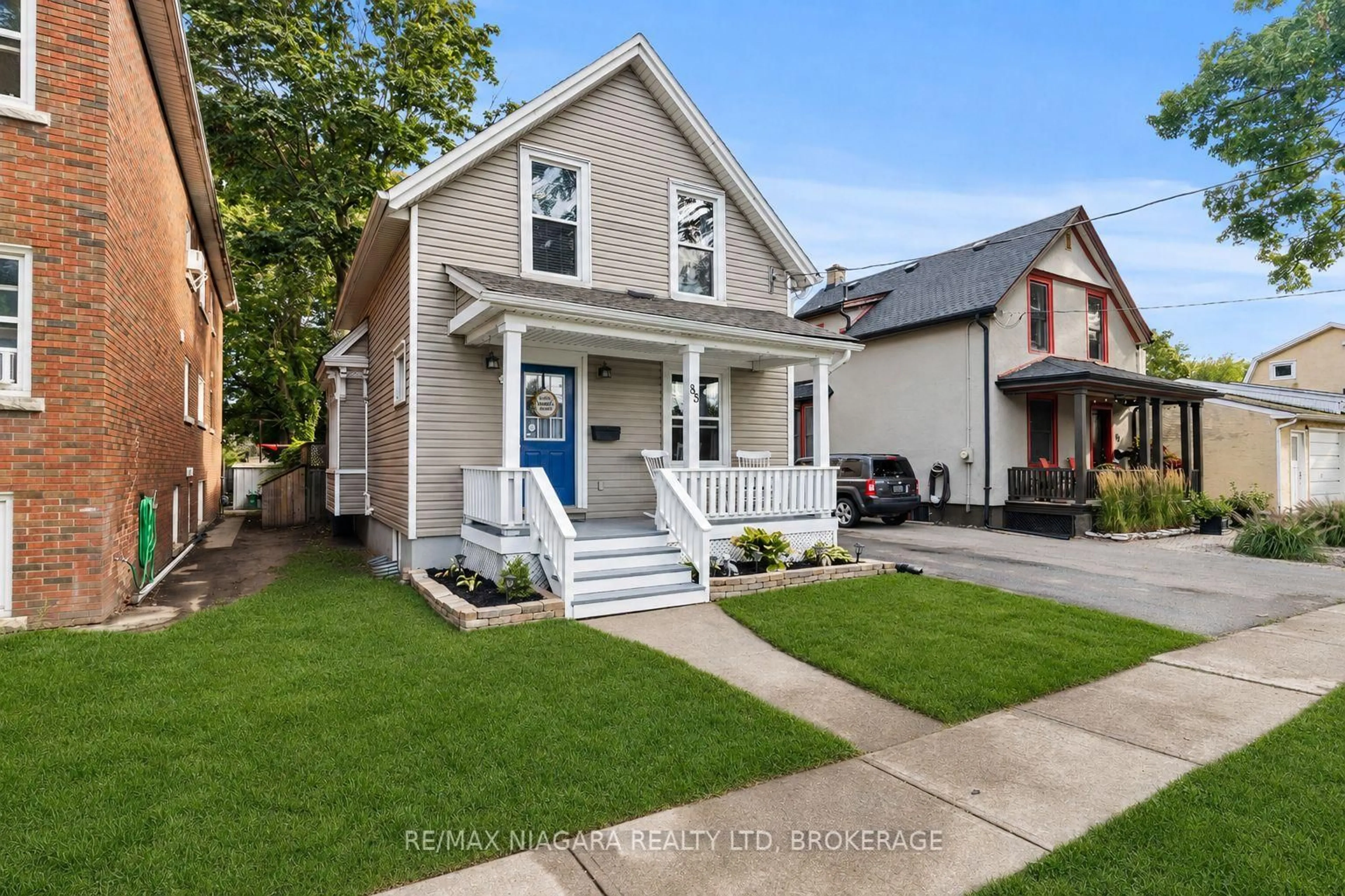Home with vinyl exterior material, street for 85 Maple St, St. Catharines Ontario L2R 2B2
