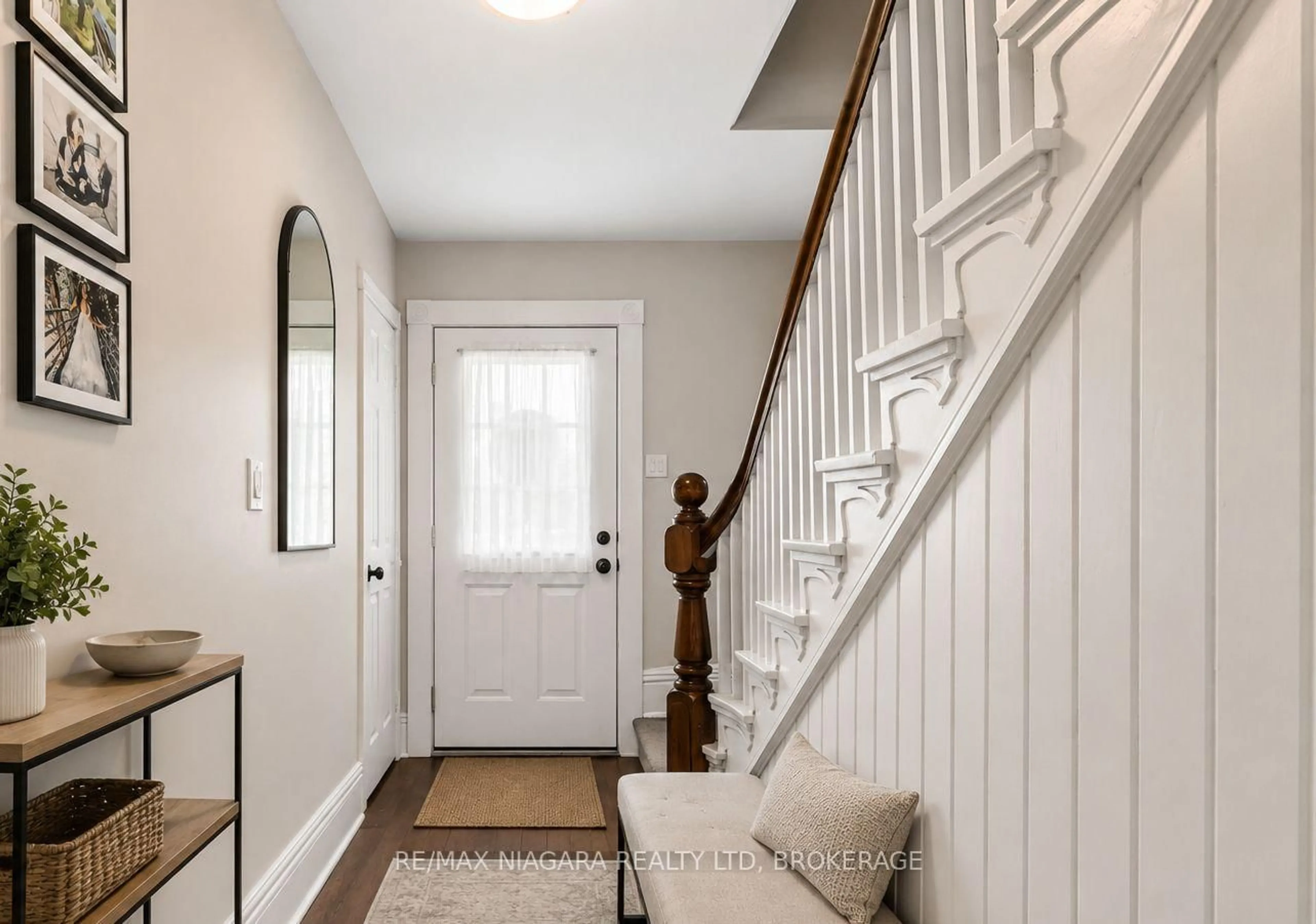 Indoor entryway for 85 Maple St, St. Catharines Ontario L2R 2B2
