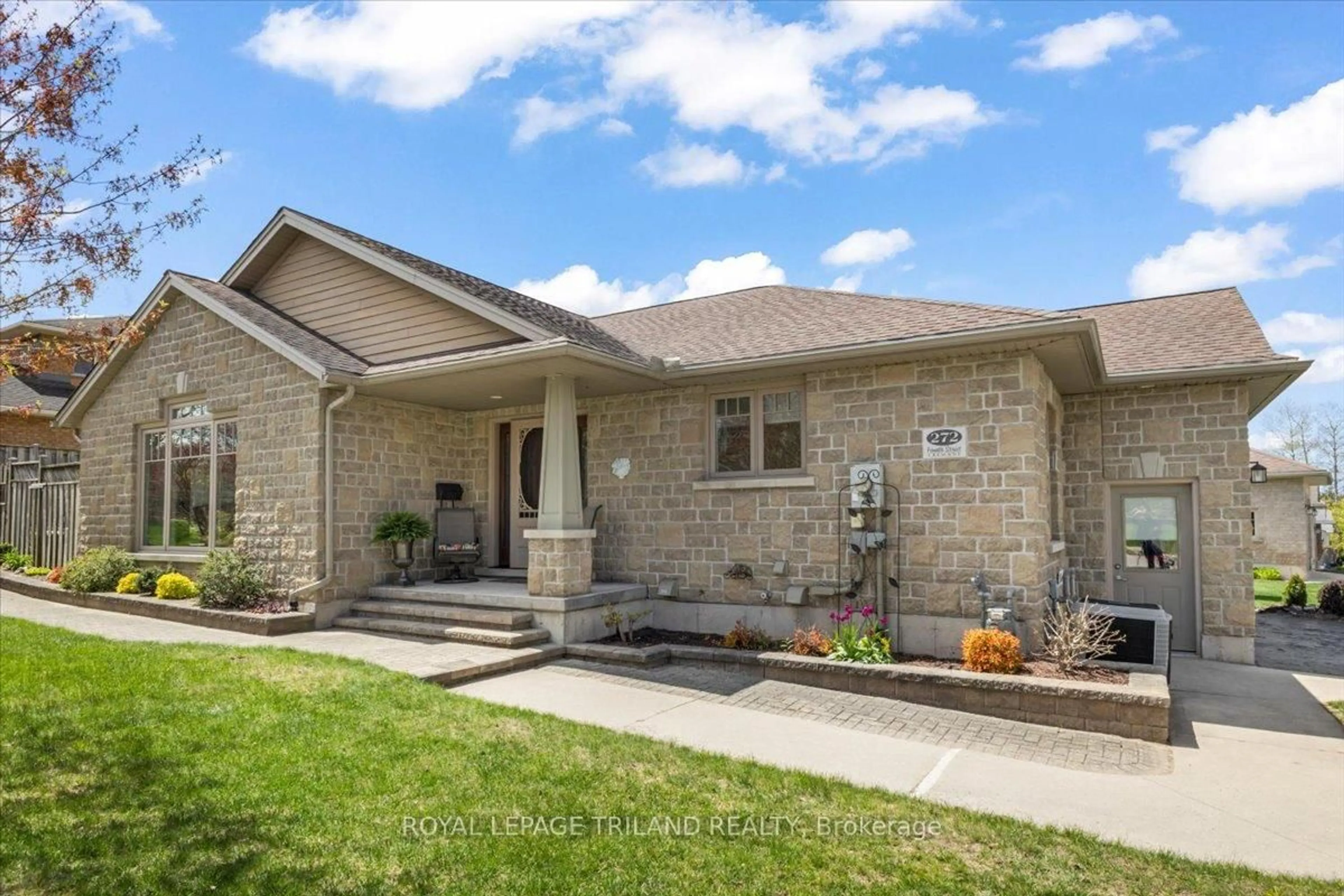 Home with brick exterior material, street for 272 4th Street Cres, Hanover Ontario N4N 3S9