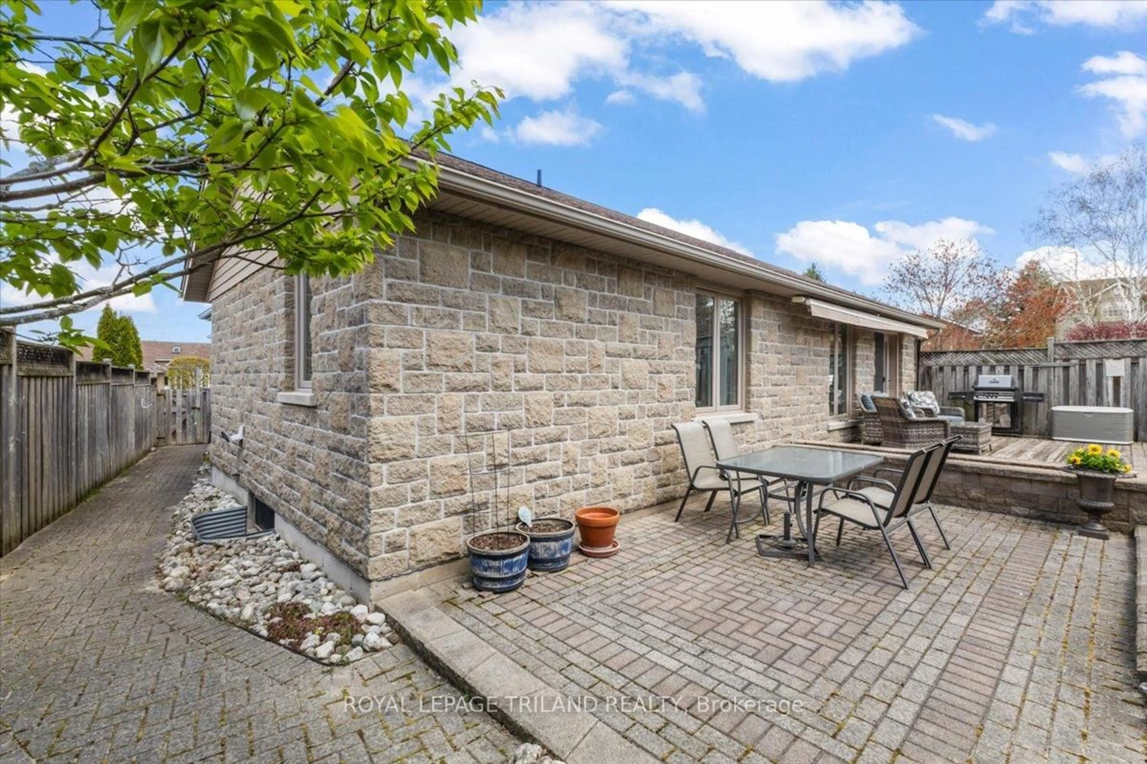 Patio, street for 272 4th Street Cres, Hanover Ontario N4N 3S9
