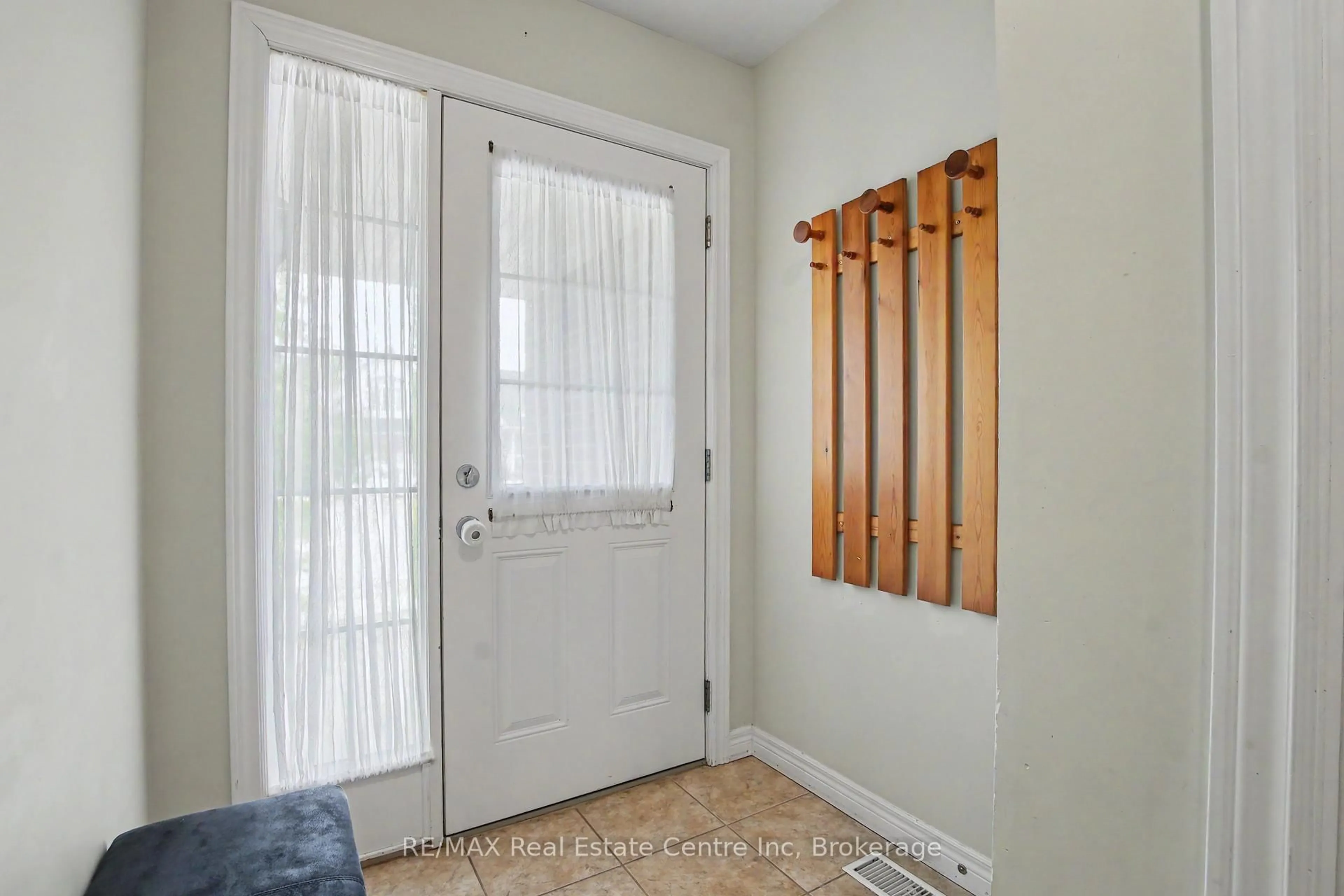 Indoor entryway for 9 Washburn Dr, Guelph Ontario N1E 0B4