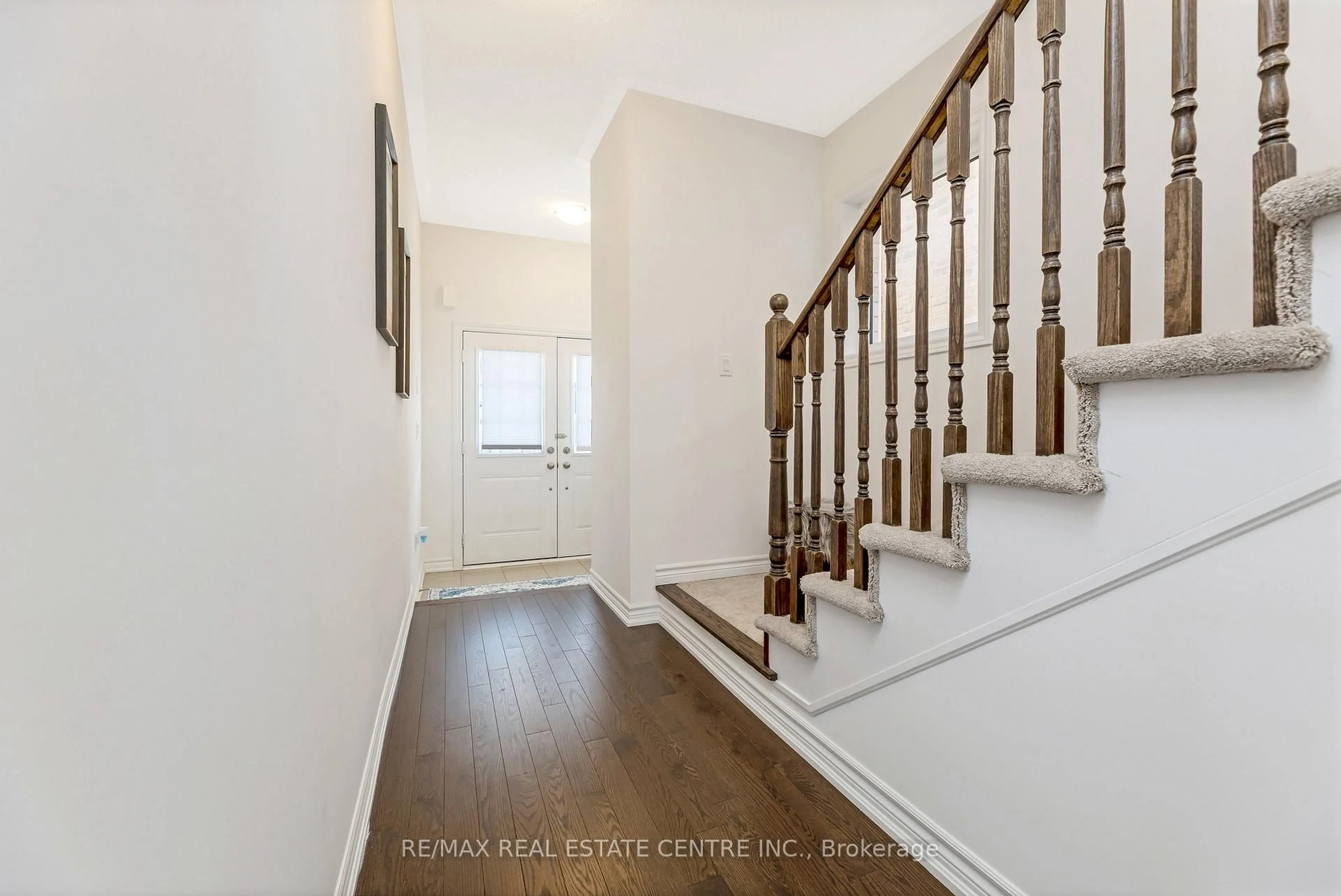 Indoor entryway for 322 Russell St, Southgate Ontario N0C 1B0