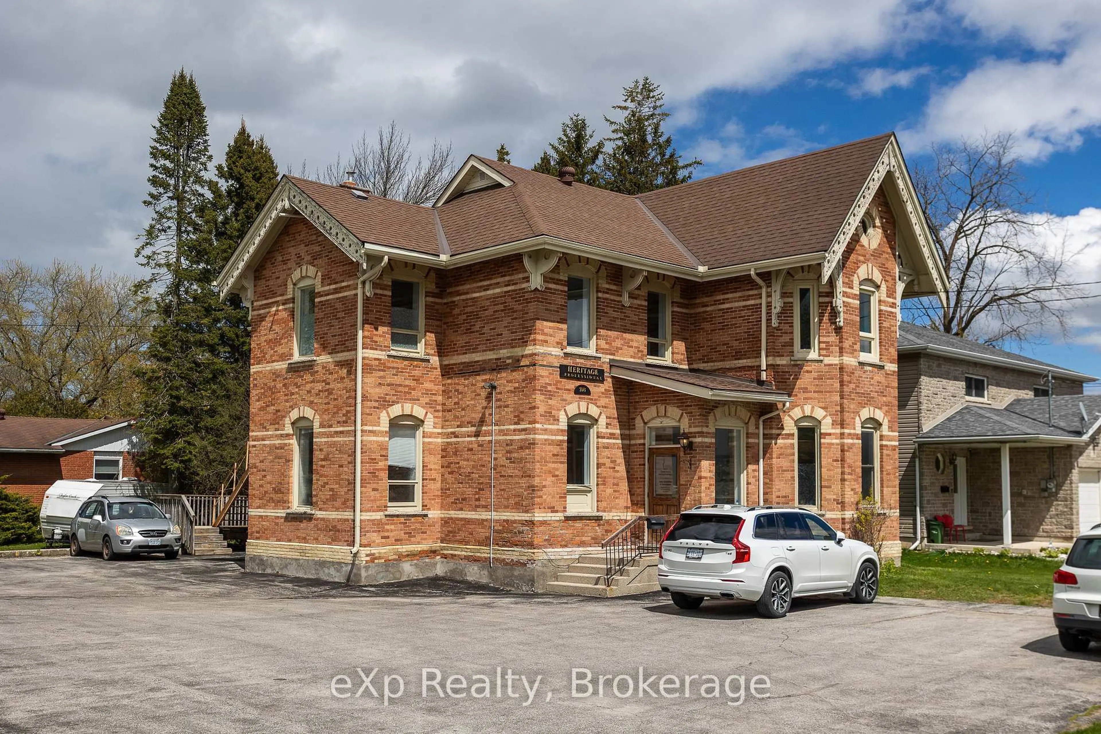 A pic from outside/outdoor area/front of a property/back of a property/a pic from drone, building for 708 16th St, Owen Sound Ontario N4K 1Y9