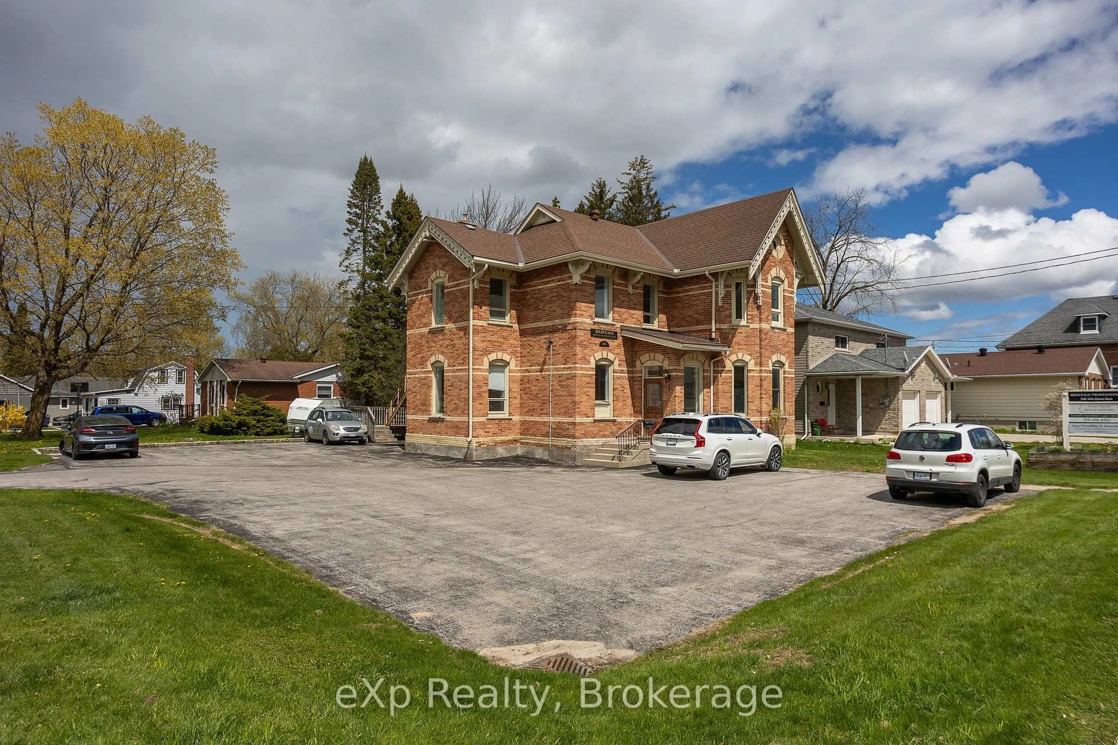 A pic from outside/outdoor area/front of a property/back of a property/a pic from drone, building for 708 16th St, Owen Sound Ontario N4K 1Y9
