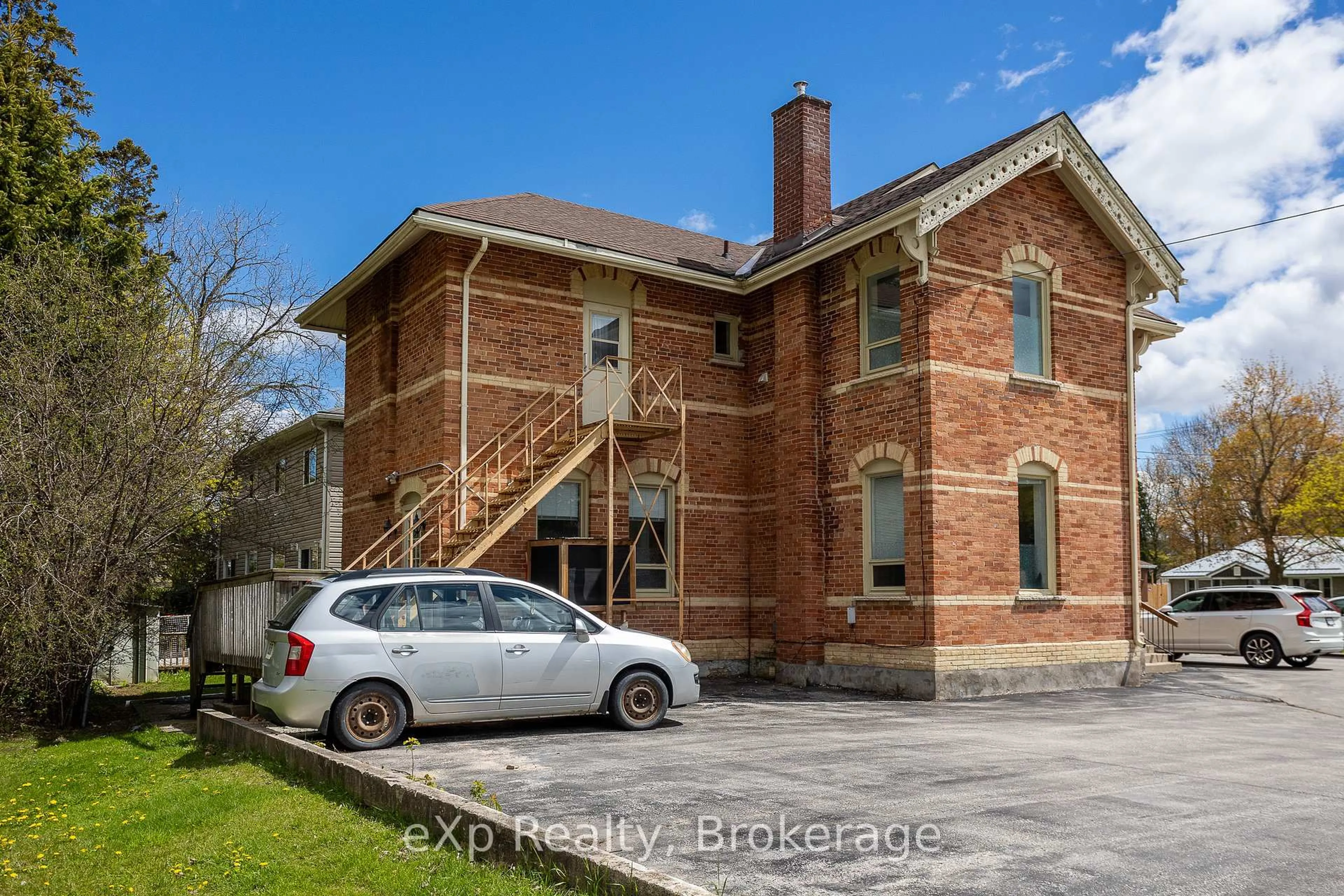 Home with brick exterior material, building for 708 16th St, Owen Sound Ontario N4K 1Y9