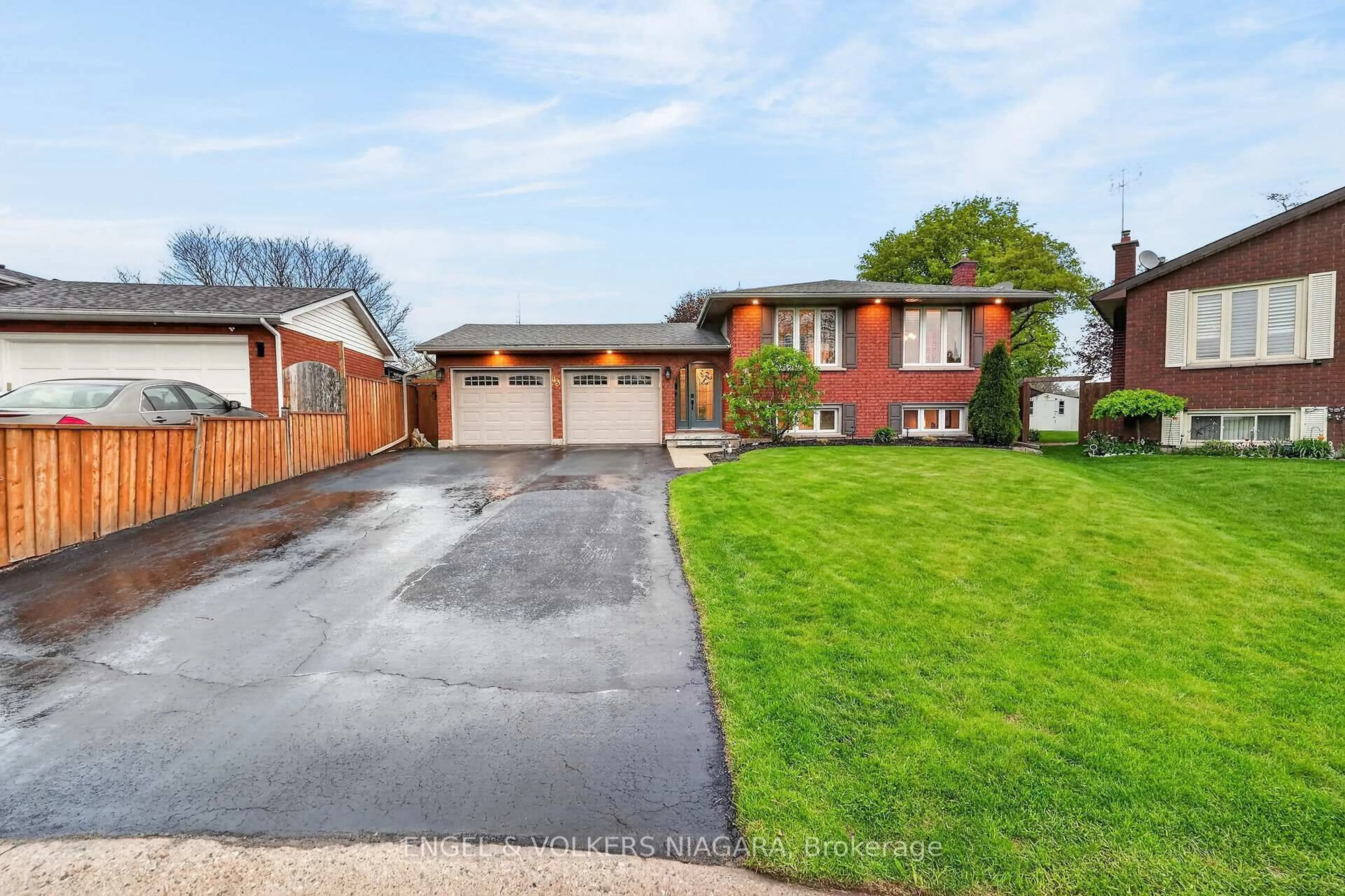 Home with brick exterior material, street for 15 Flamboro Crt, Brantford Ontario N3P 1V9