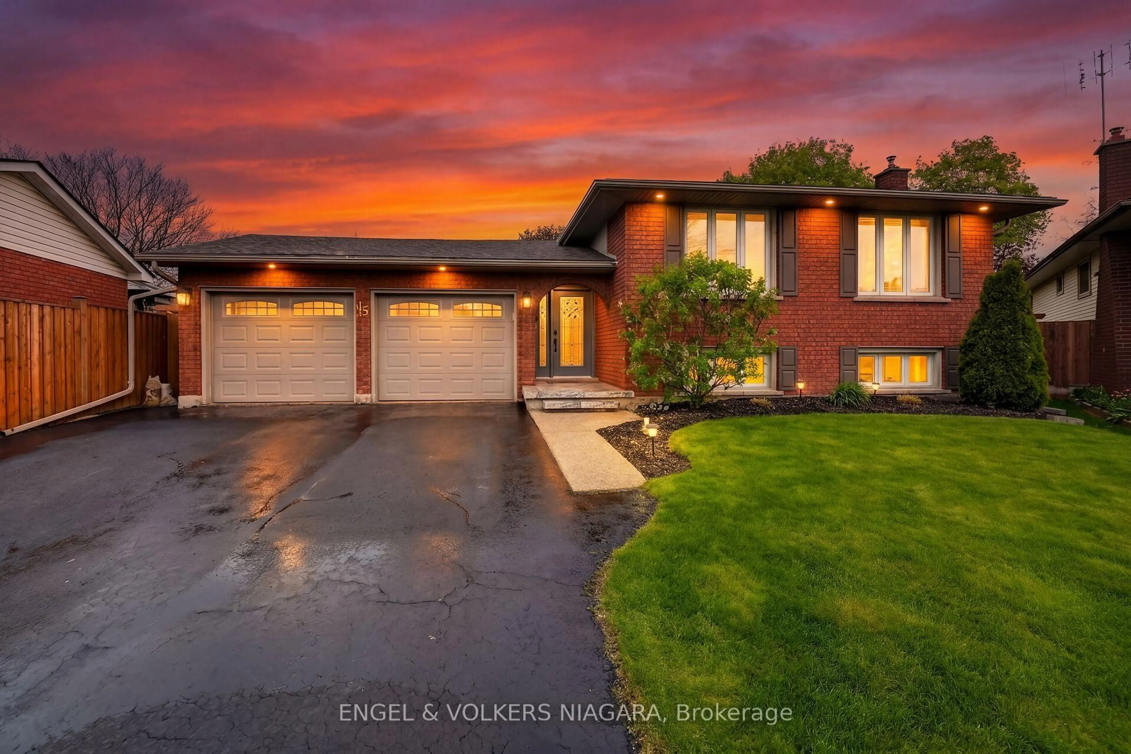 Home with brick exterior material, water/lake/river/ocean view for 15 Flamboro Crt, Brantford Ontario N3P 1V9