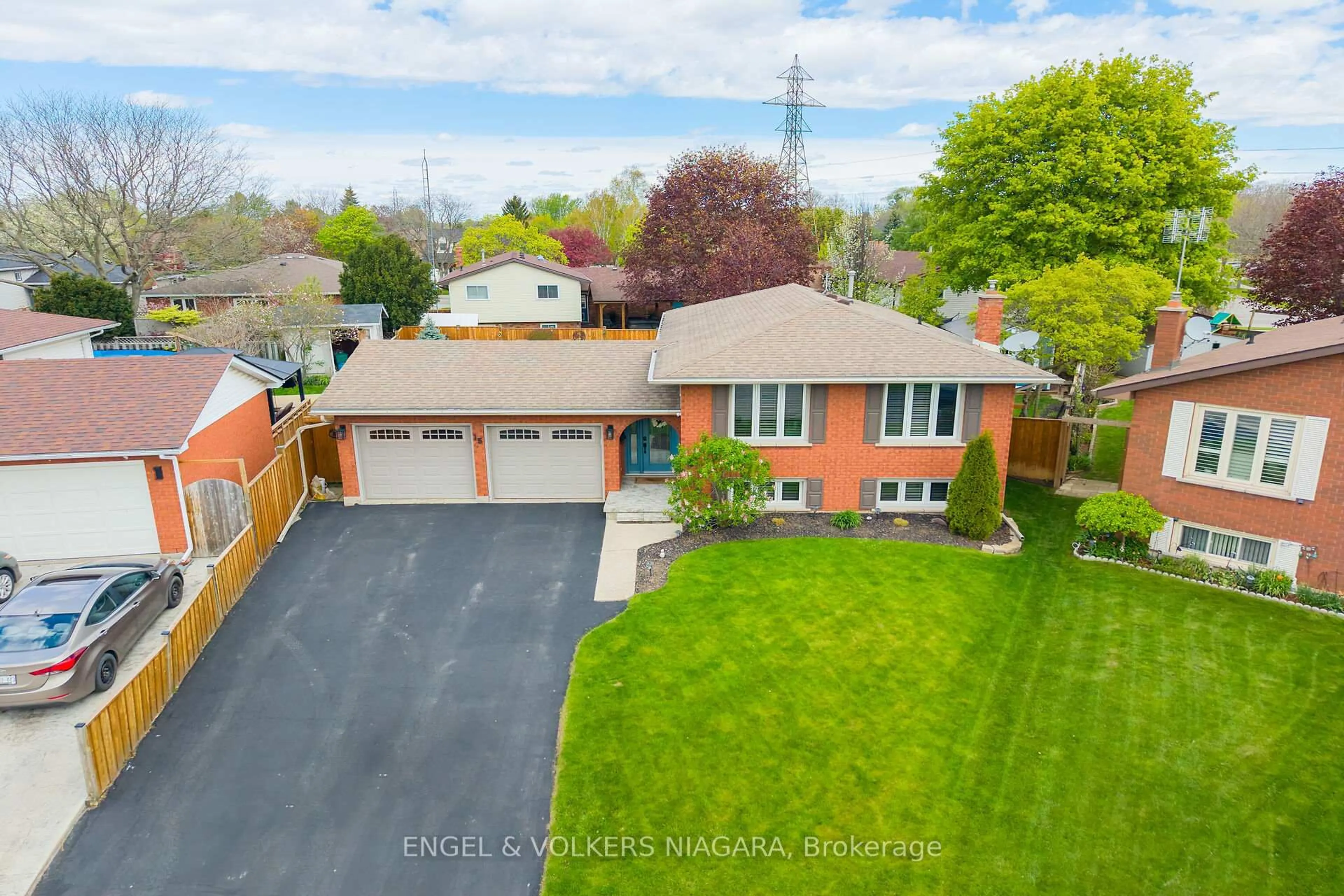 A pic from outside/outdoor area/front of a property/back of a property/a pic from drone, street for 15 Flamboro Crt, Brantford Ontario N3P 1V9