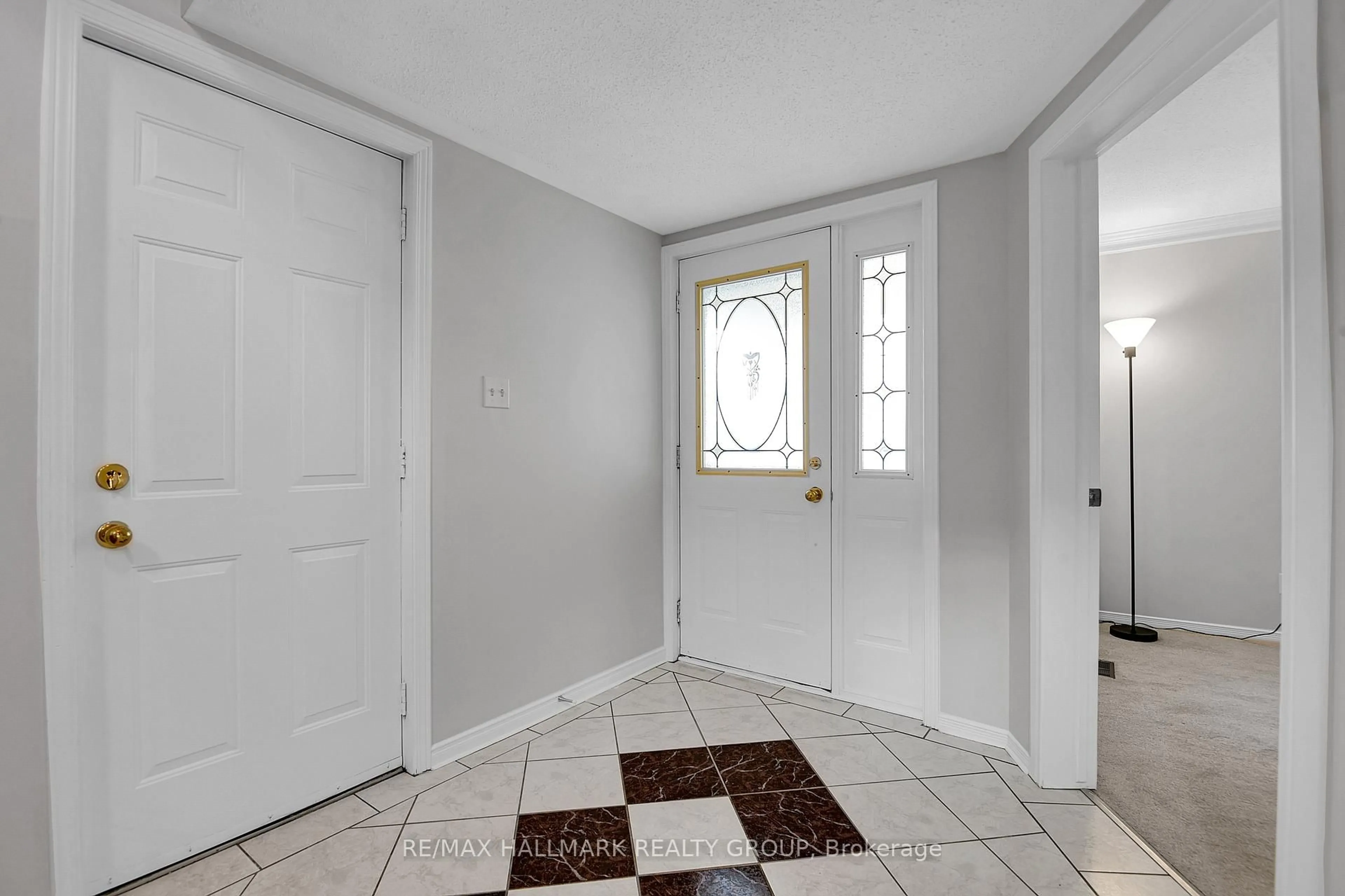 Indoor entryway for 6602 Windsong Ave, Orleans Ontario K1C 6N1