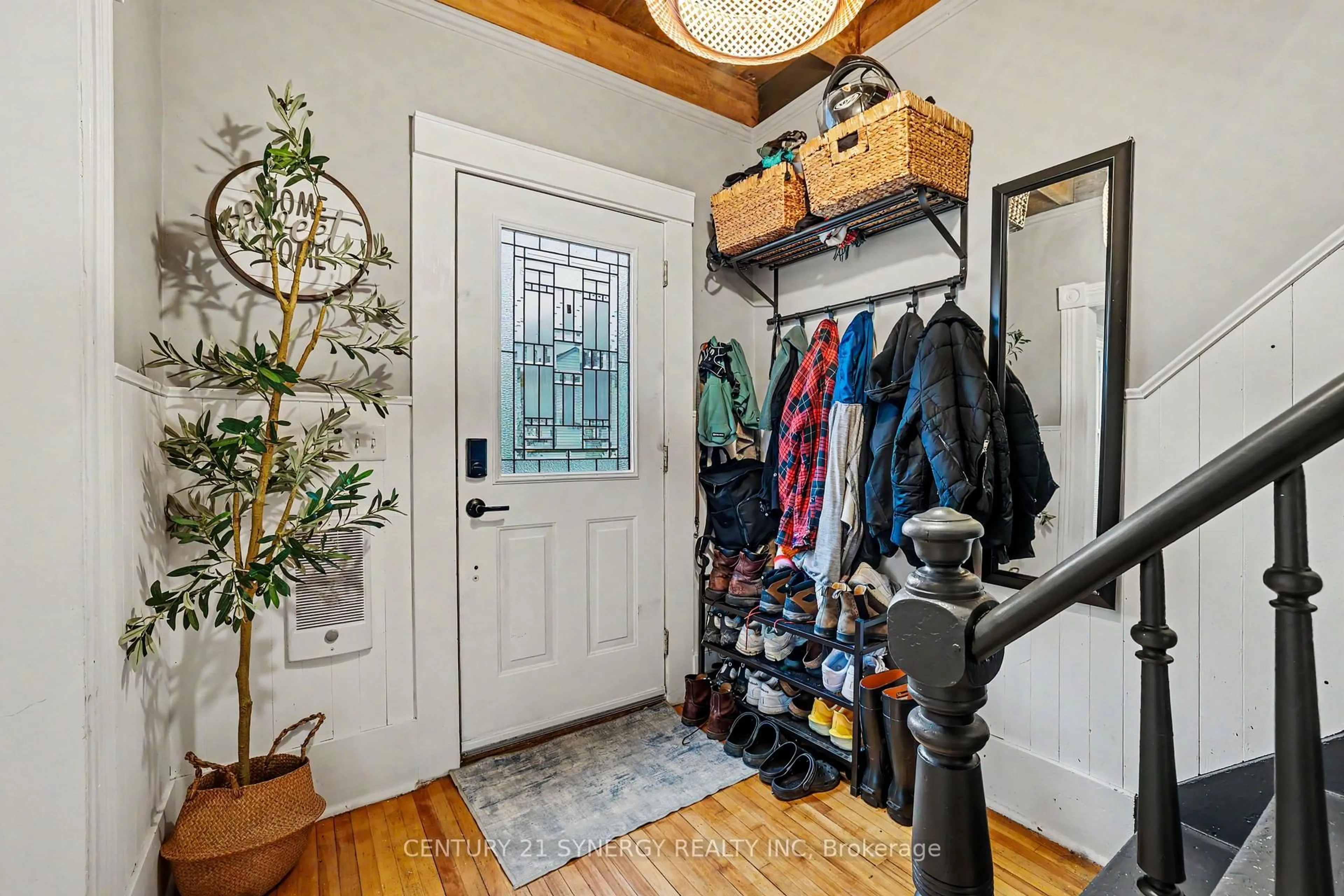 Indoor entryway for 15 Alfred St, Smiths Falls Ontario K7A 4H6