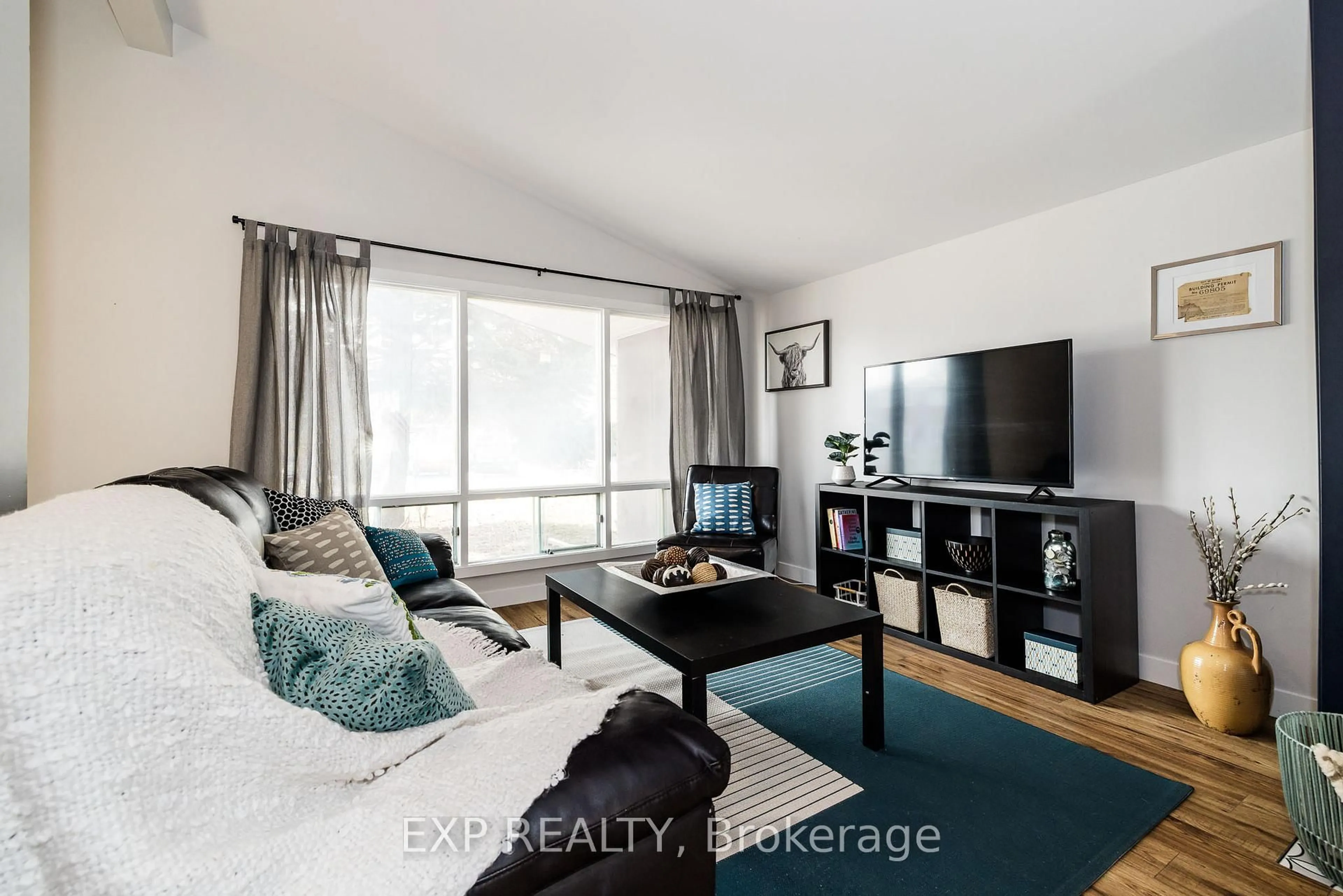 Living room with furniture, wood/laminate floor for 2196 Plesser St, Ottawa Ontario K1G 2X3