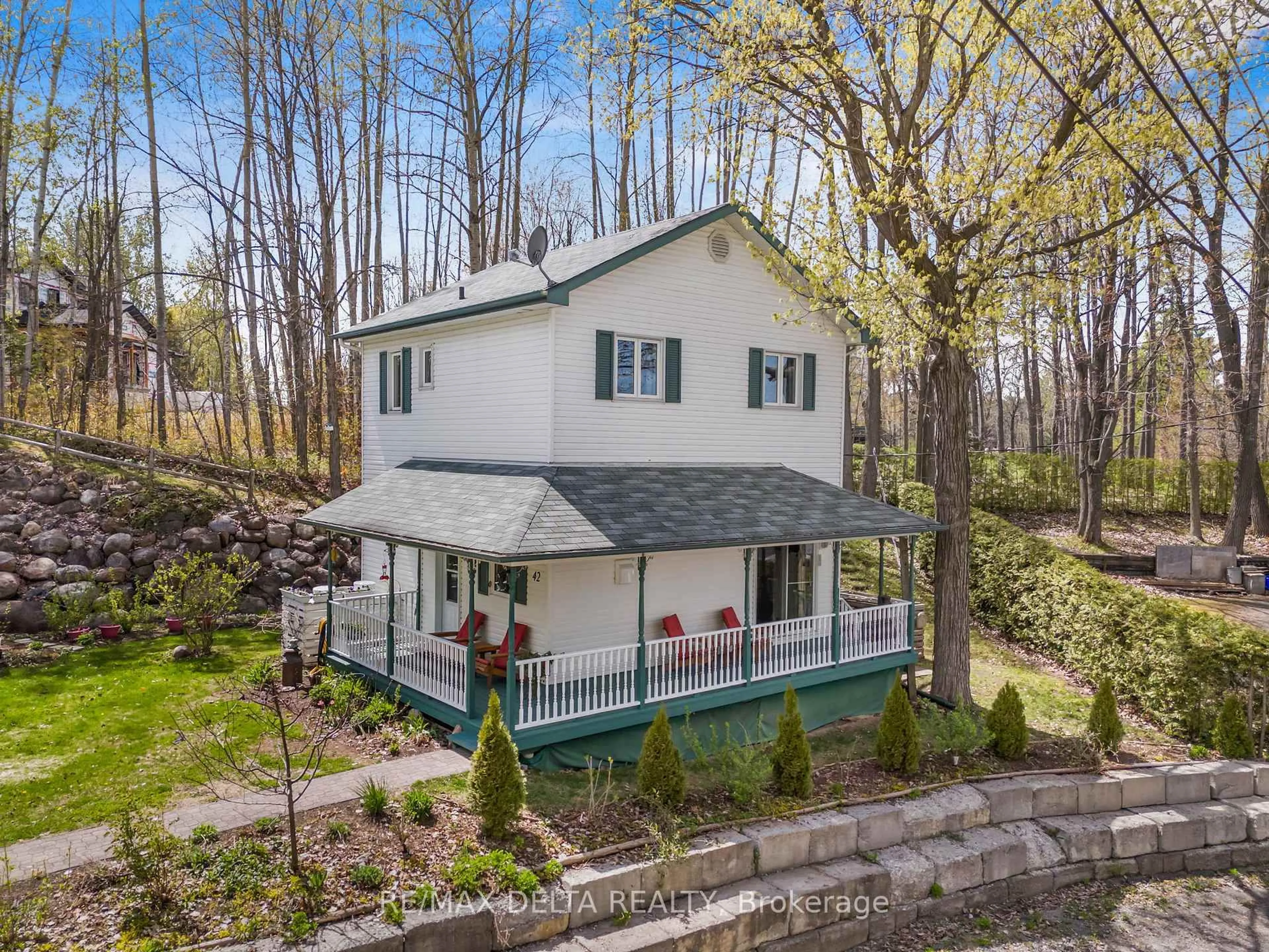 A pic from outside/outdoor area/front of a property/back of a property/a pic from drone, unknown for 3435 Old Highway 17 Rd #42, Clarence-Rockland Ontario K4K 1W1